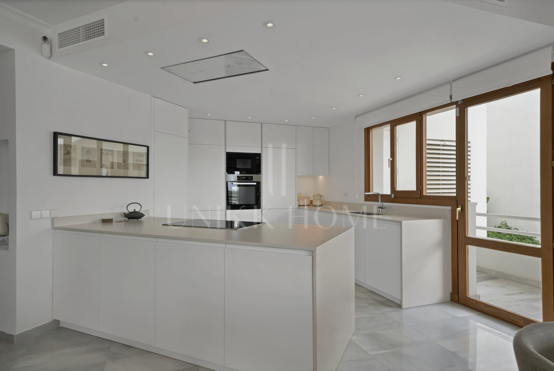 Beautifully renovated two bedroom apartment located in the prestigious Alcores del Golf community in Nueva Andalucía