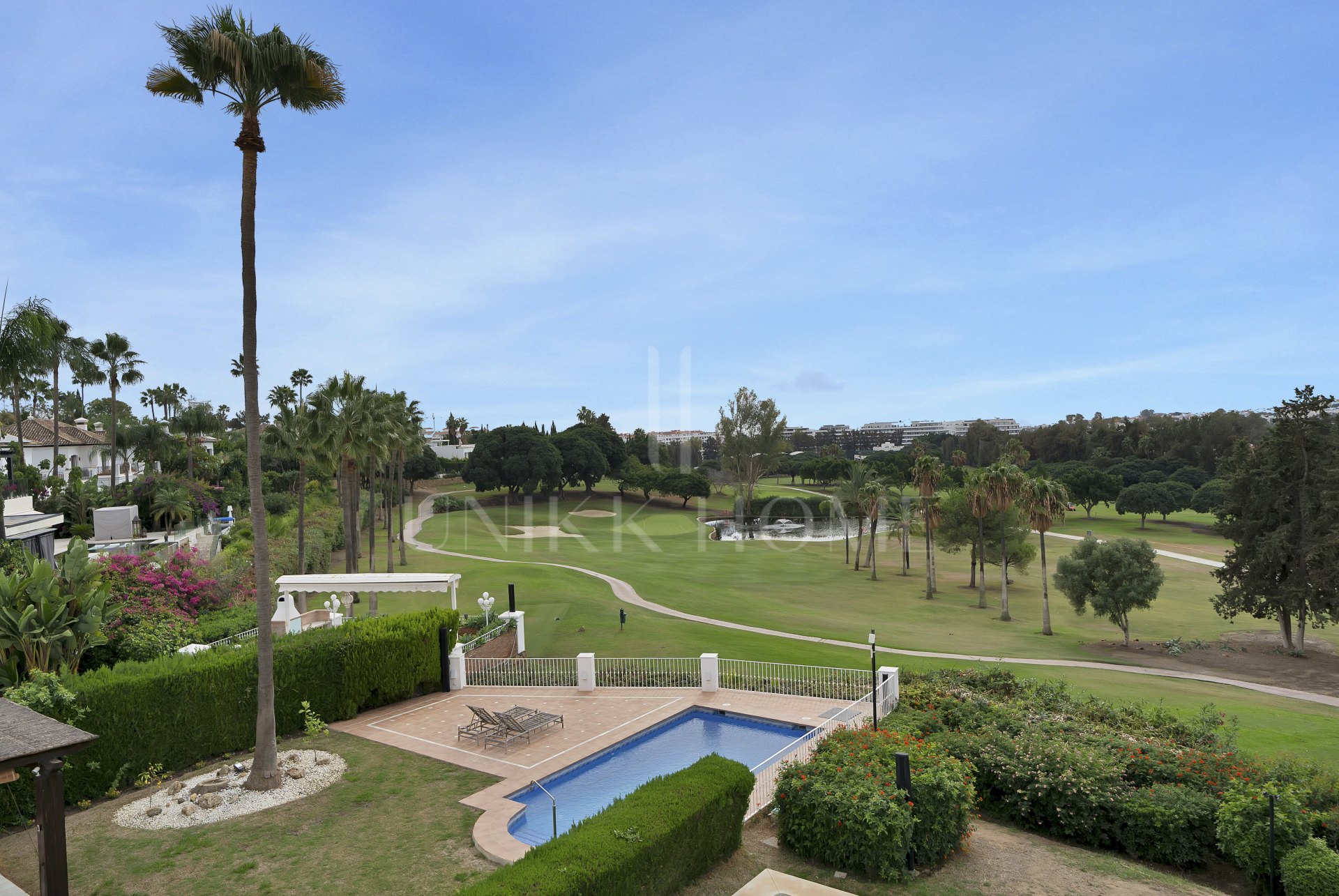 Beautifully renovated two bedroom apartment located in the prestigious Alcores del Golf community in Nueva Andalucía