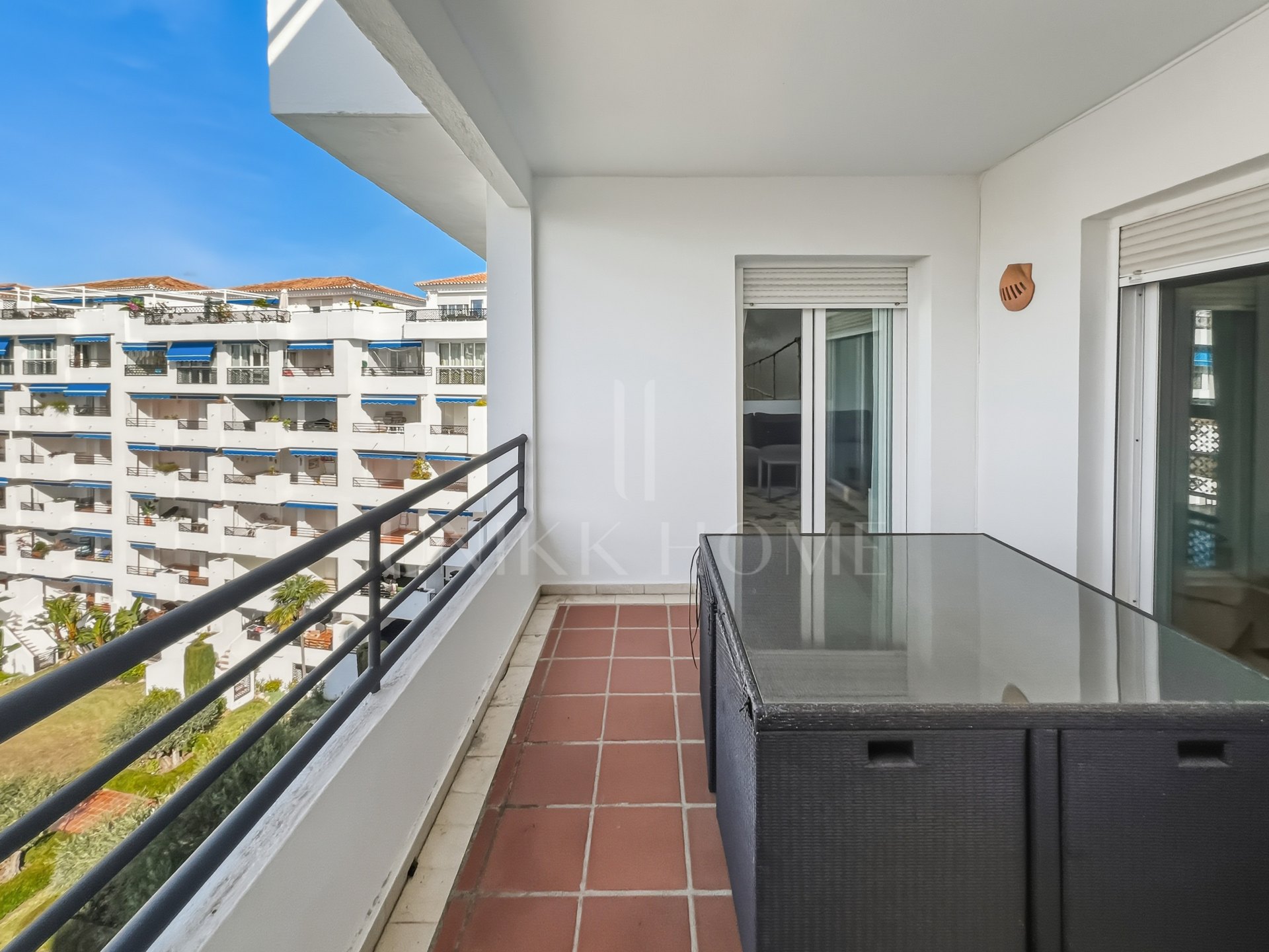 Fantástico ático dúplex de cuatro dormitorios, situado en una posición privilegiada dentro del prestigioso Puerto Banús, Marbella