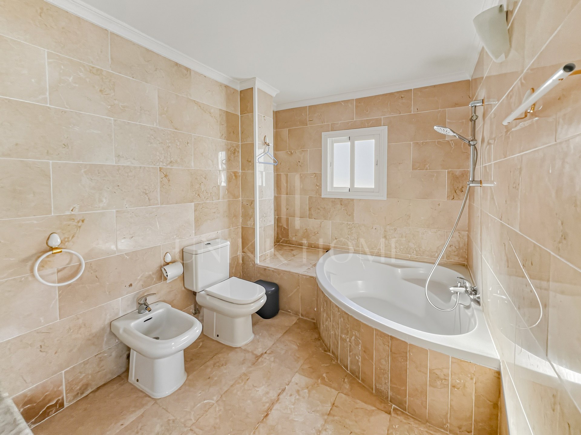 Fantástico ático dúplex de cuatro dormitorios, situado en una posición privilegiada dentro del prestigioso Puerto Banús, Marbella