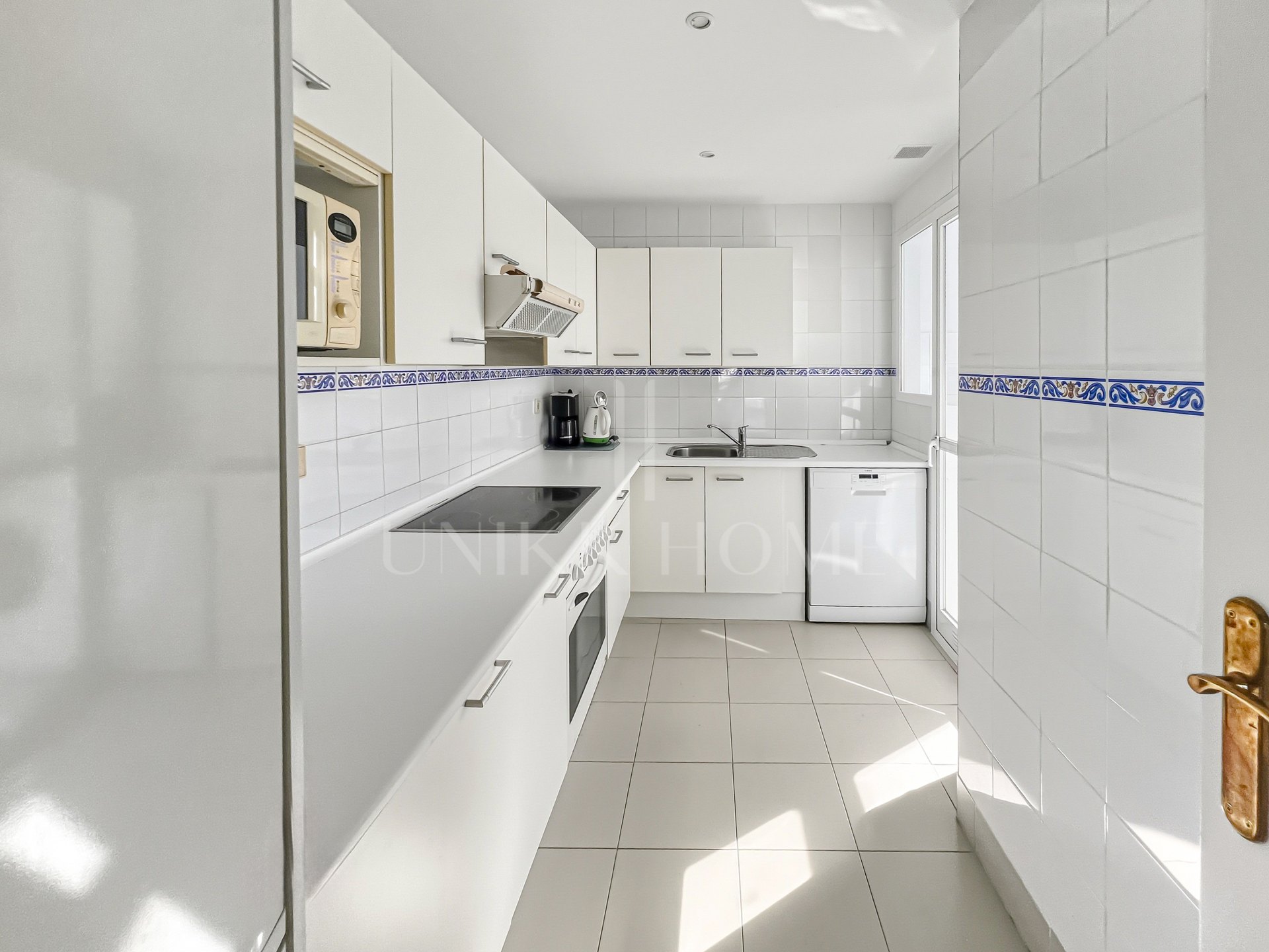 Fantástico ático dúplex de cuatro dormitorios, situado en una posición privilegiada dentro del prestigioso Puerto Banús, Marbella