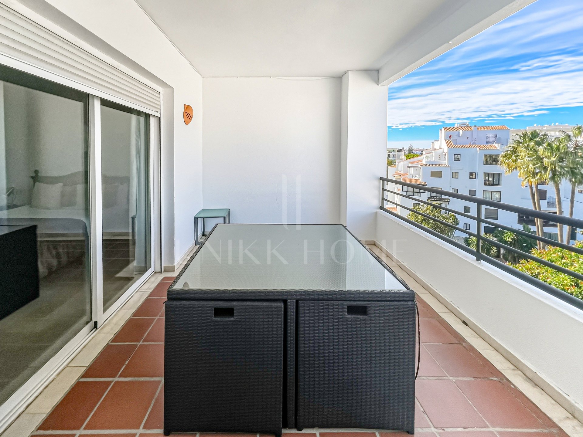 Fantástico ático dúplex de cuatro dormitorios, situado en una posición privilegiada dentro del prestigioso Puerto Banús, Marbella