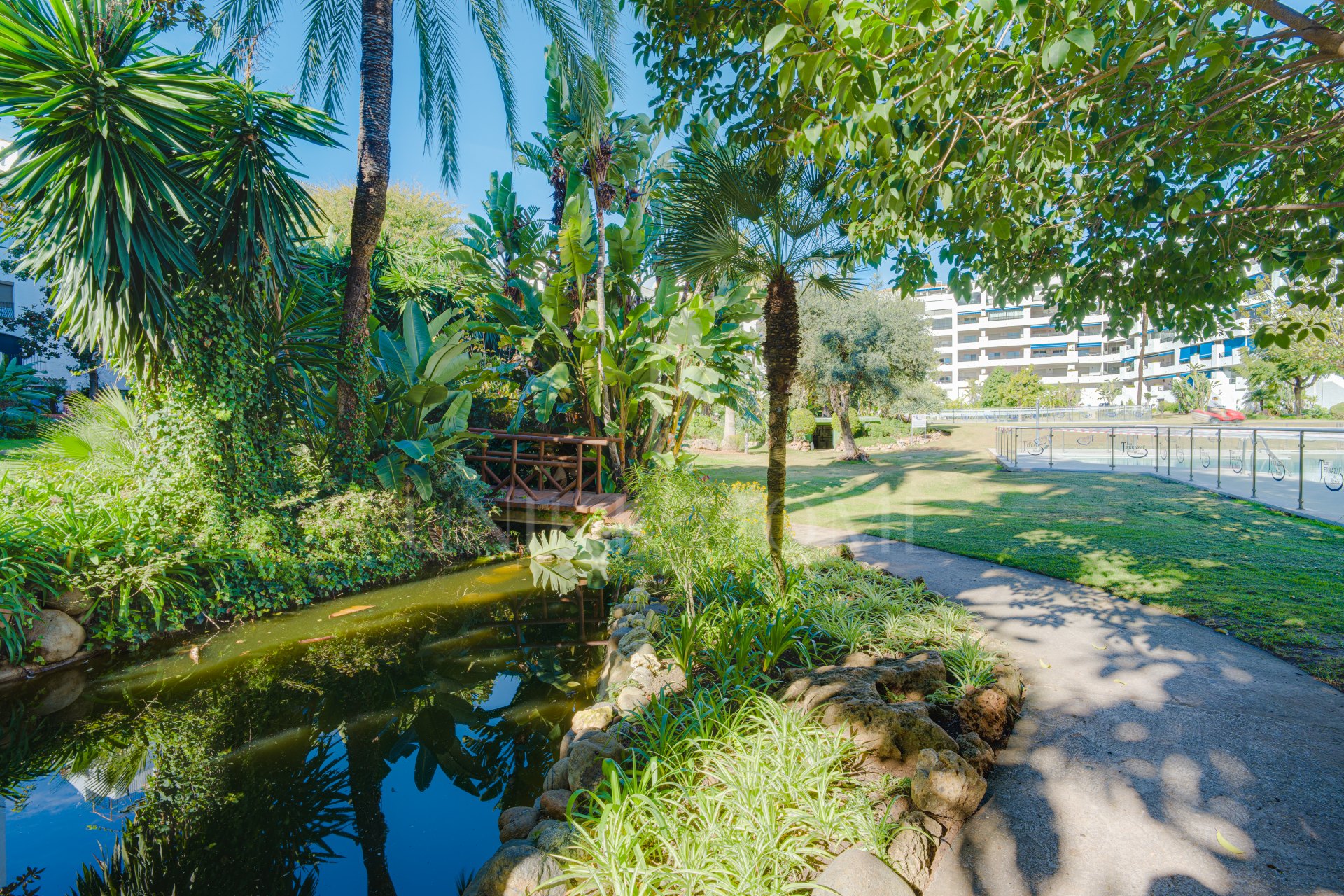 Fantástico ático dúplex de cuatro dormitorios, situado en una posición privilegiada dentro del prestigioso Puerto Banús, Marbella