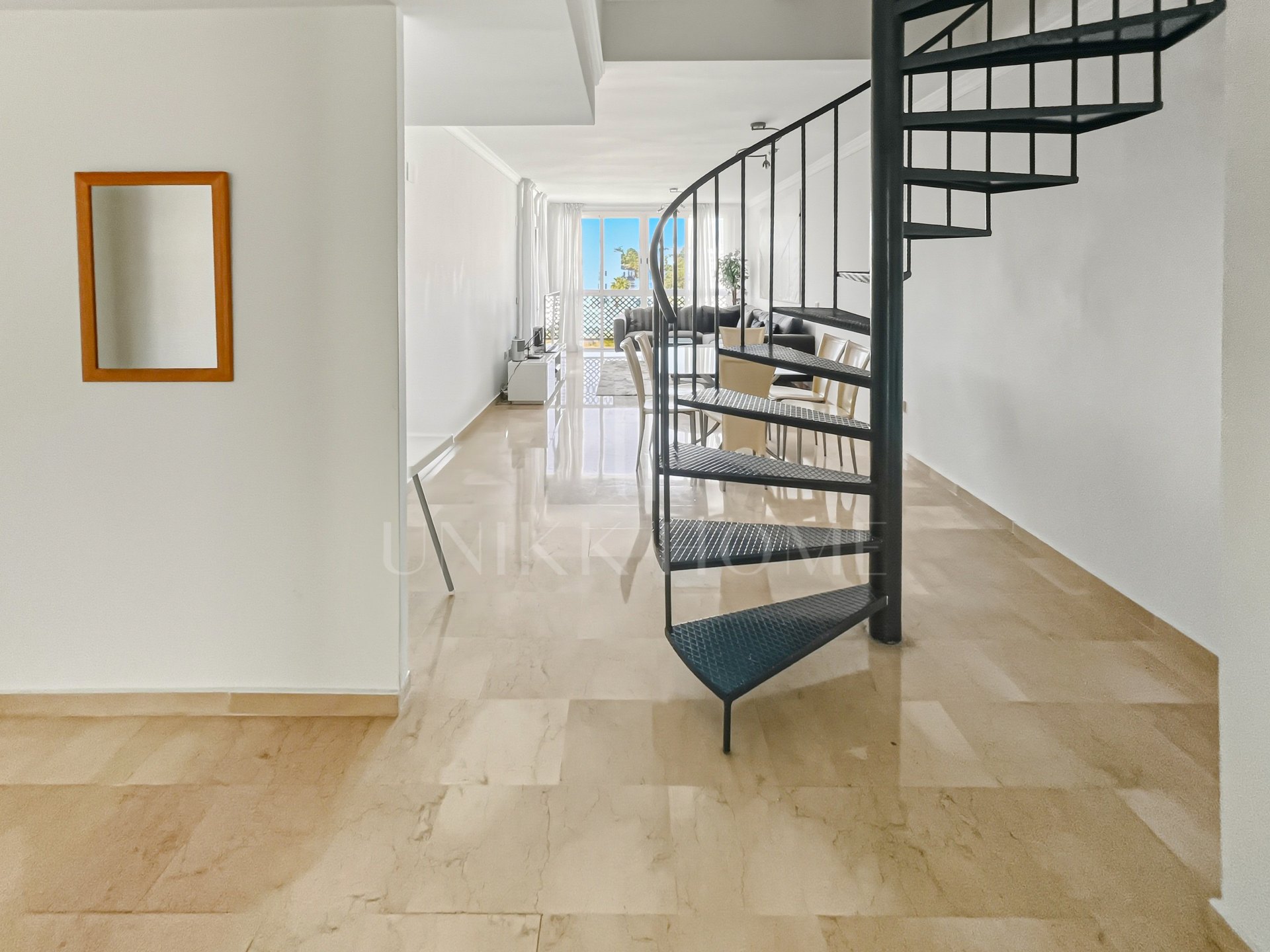 Fantástico ático dúplex de cuatro dormitorios, situado en una posición privilegiada dentro del prestigioso Puerto Banús, Marbella