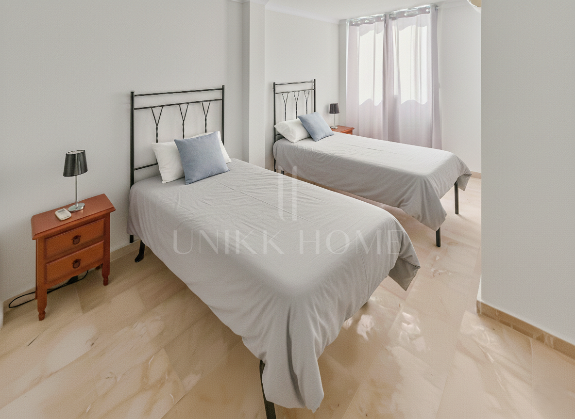 Fantástico ático dúplex de cuatro dormitorios, situado en una posición privilegiada dentro del prestigioso Puerto Banús, Marbella