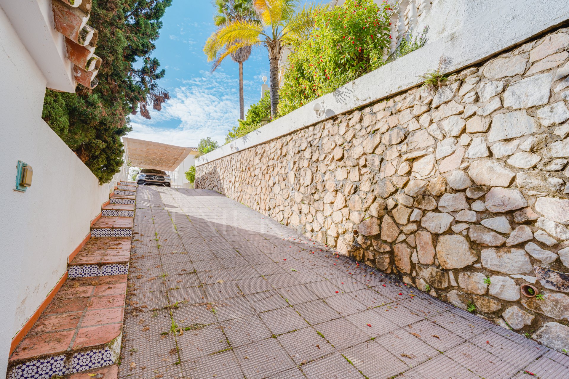 Excellent Reform Opportunity - Beautiful south facing, three bedroom Villa located in Riviera del Sol, Mijas Costa