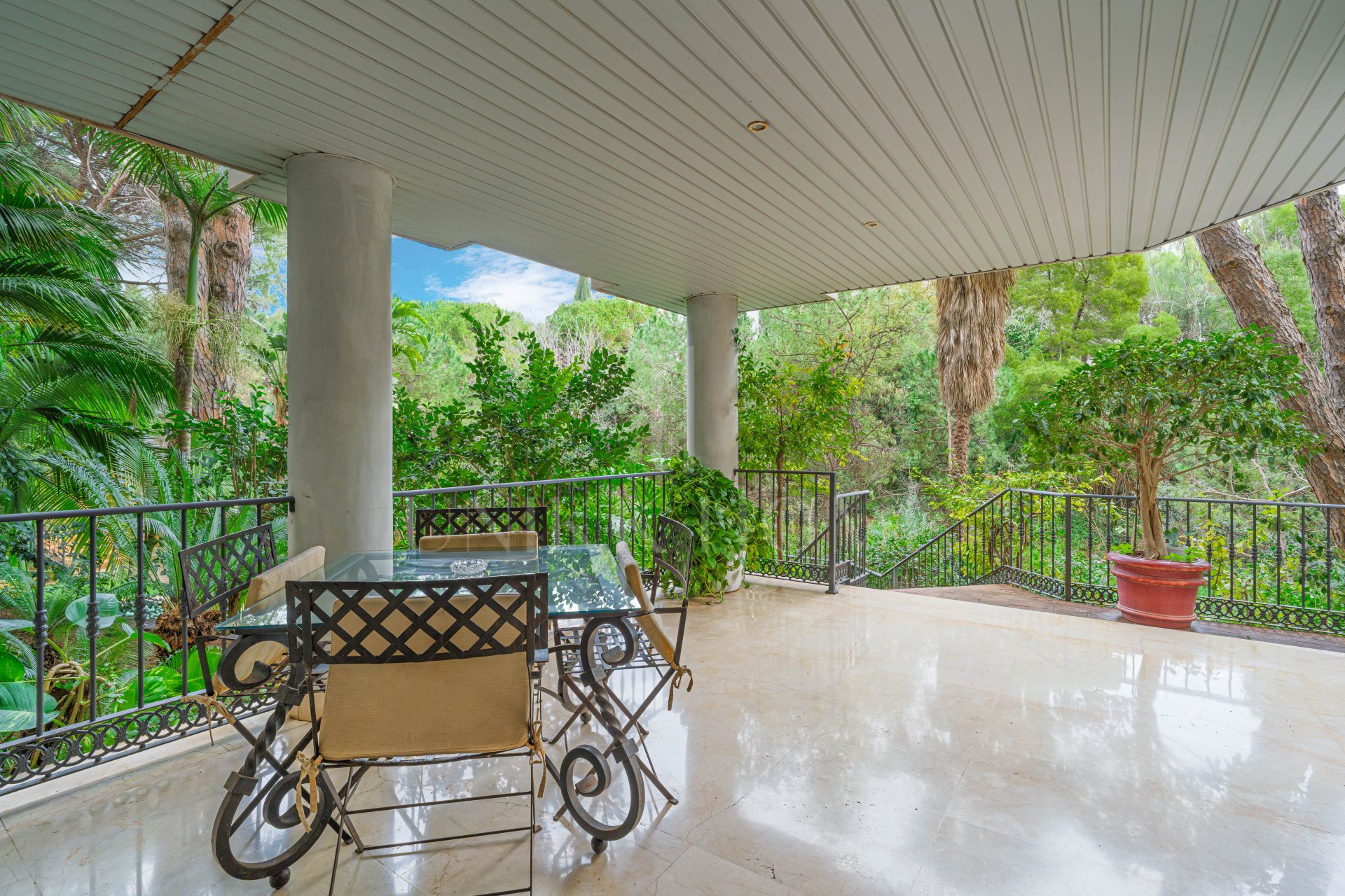 Elegant two-bedroom, beachfront apartment, located in the prestigious Jardin del Mediterráneo, Golden Mile Marbella