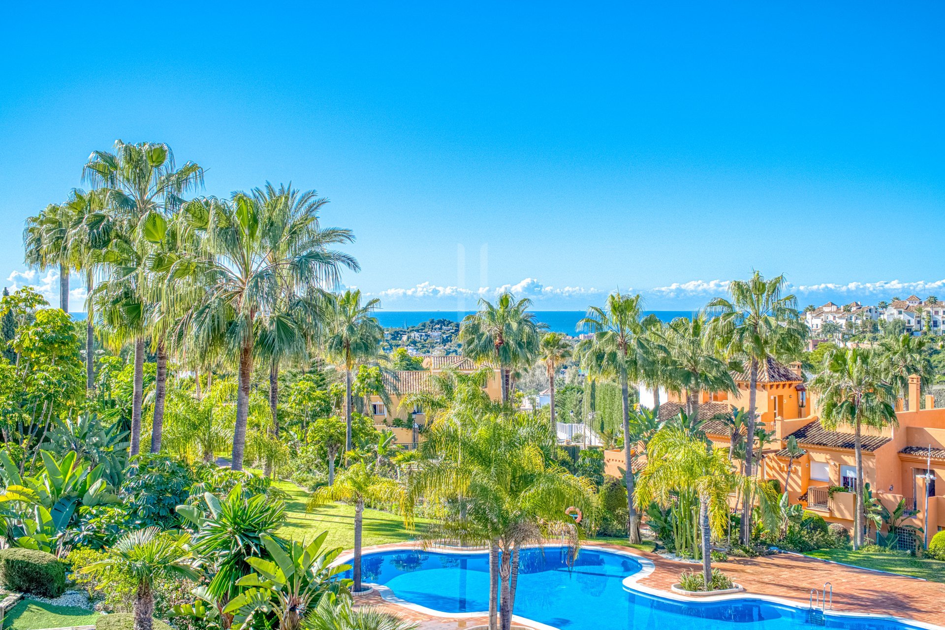 Superb three bedroom, south facing townhouse in Paraiso Bellevue, in El Paraiso on the New Golden Mile