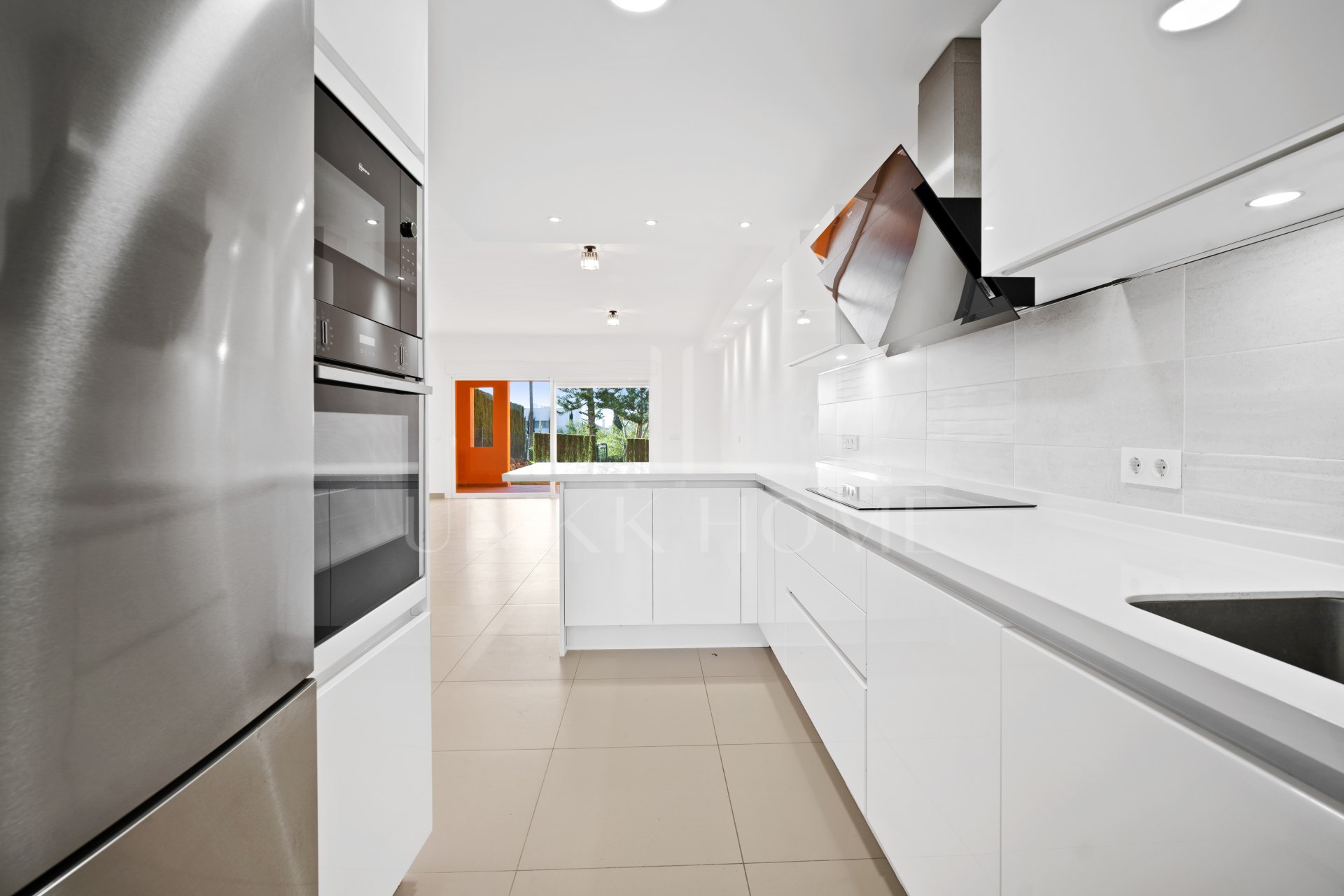 Superb three bedroom, south facing townhouse in Paraiso Bellevue, in El Paraiso on the New Golden Mile