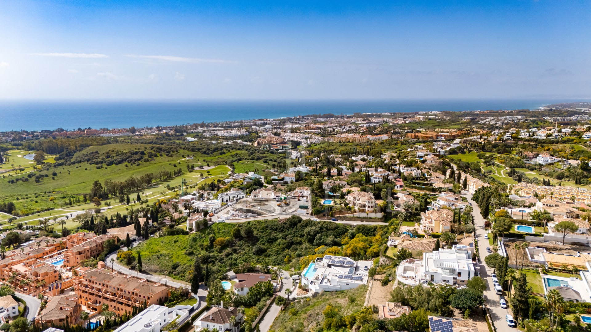 Reform opportunity - South facing, four bedroom Villa located in El Paraiso with sea views