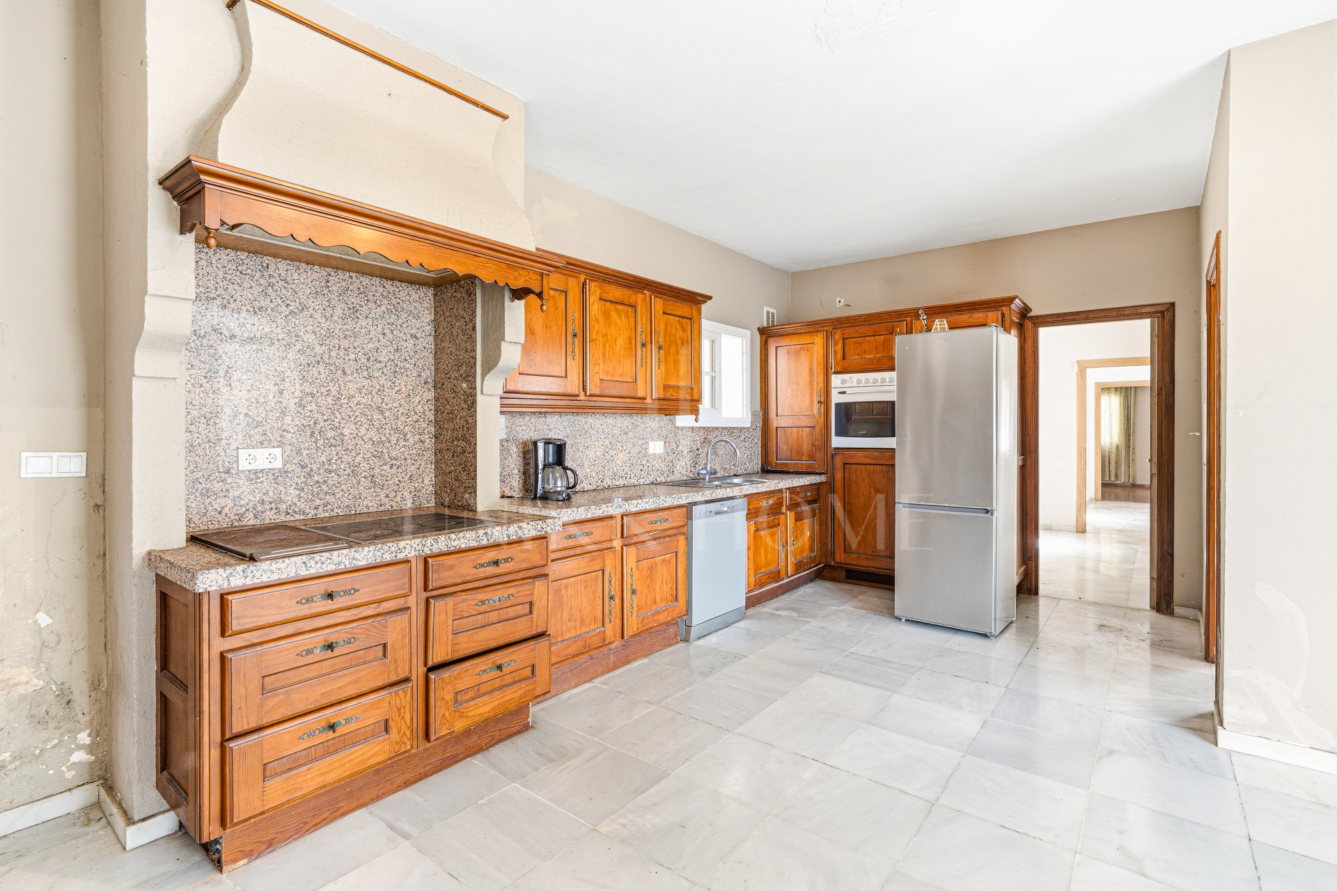 Reform opportunity - South facing, four bedroom Villa located in El Paraiso with sea views