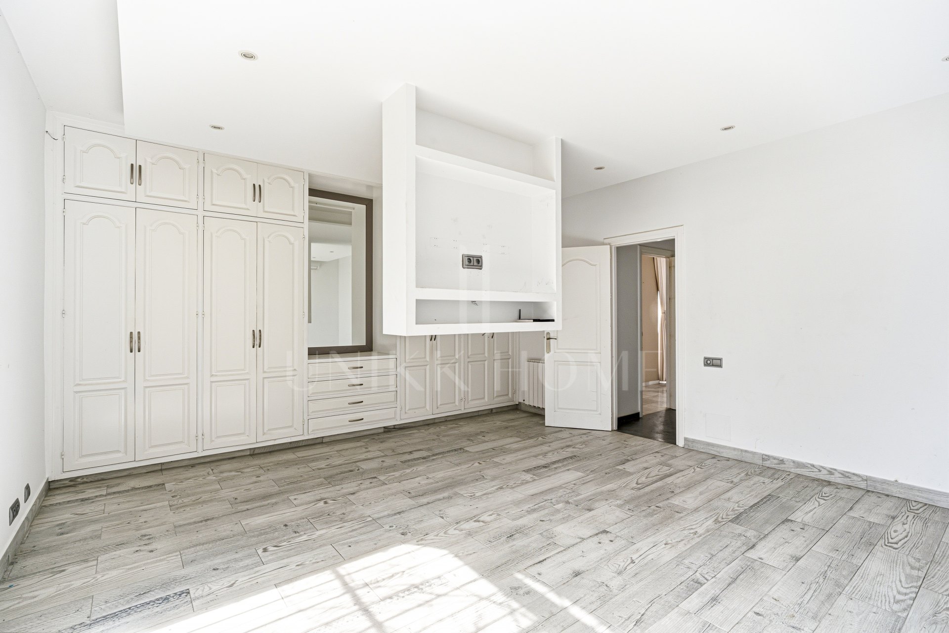 Reform opportunity - South facing, four bedroom Villa located in El Paraiso with sea views