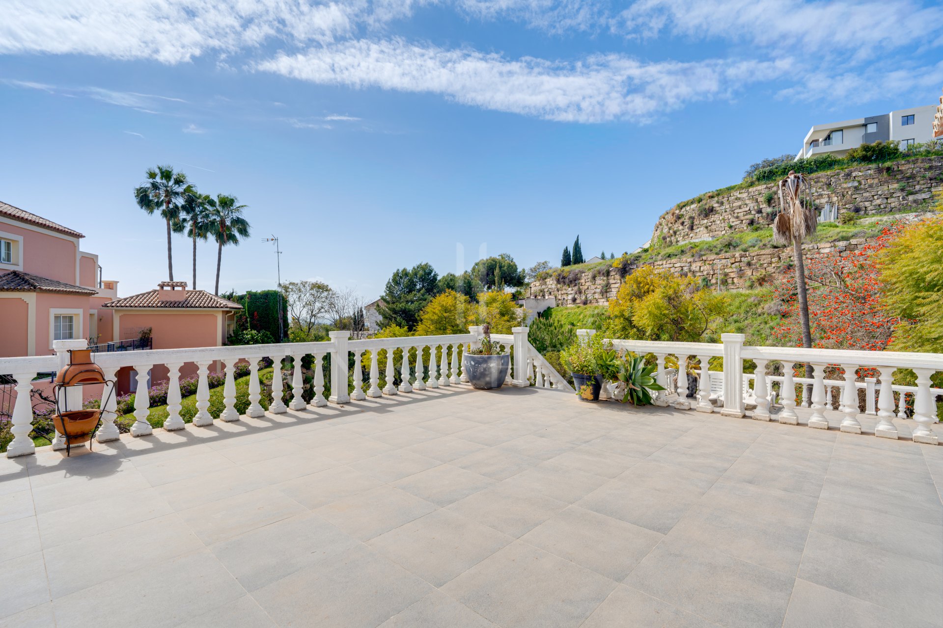 Reform opportunity - South facing, four bedroom Villa located in El Paraiso with sea views