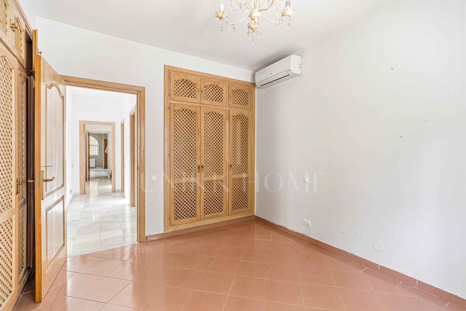 Reform opportunity - South facing, four bedroom Villa located in El Paraiso with sea views