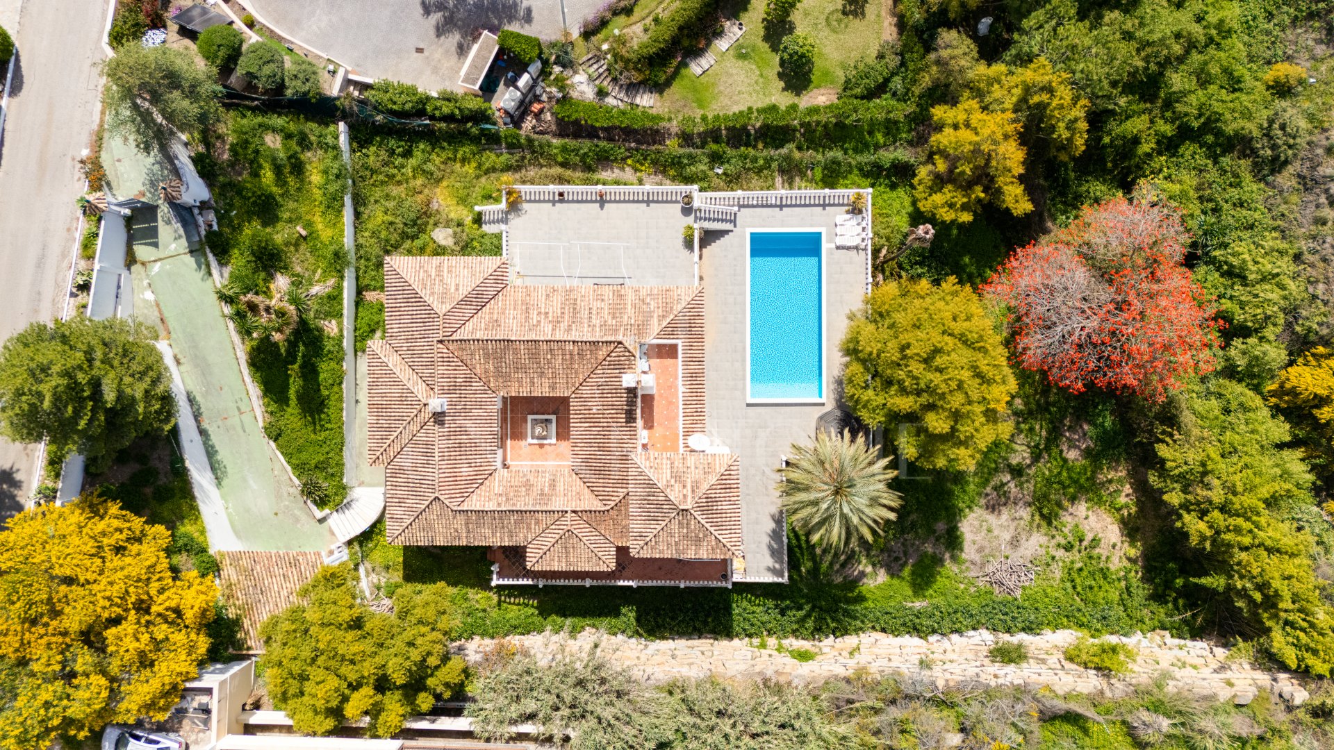 Reform opportunity - South facing, four bedroom Villa located in El Paraiso with sea views