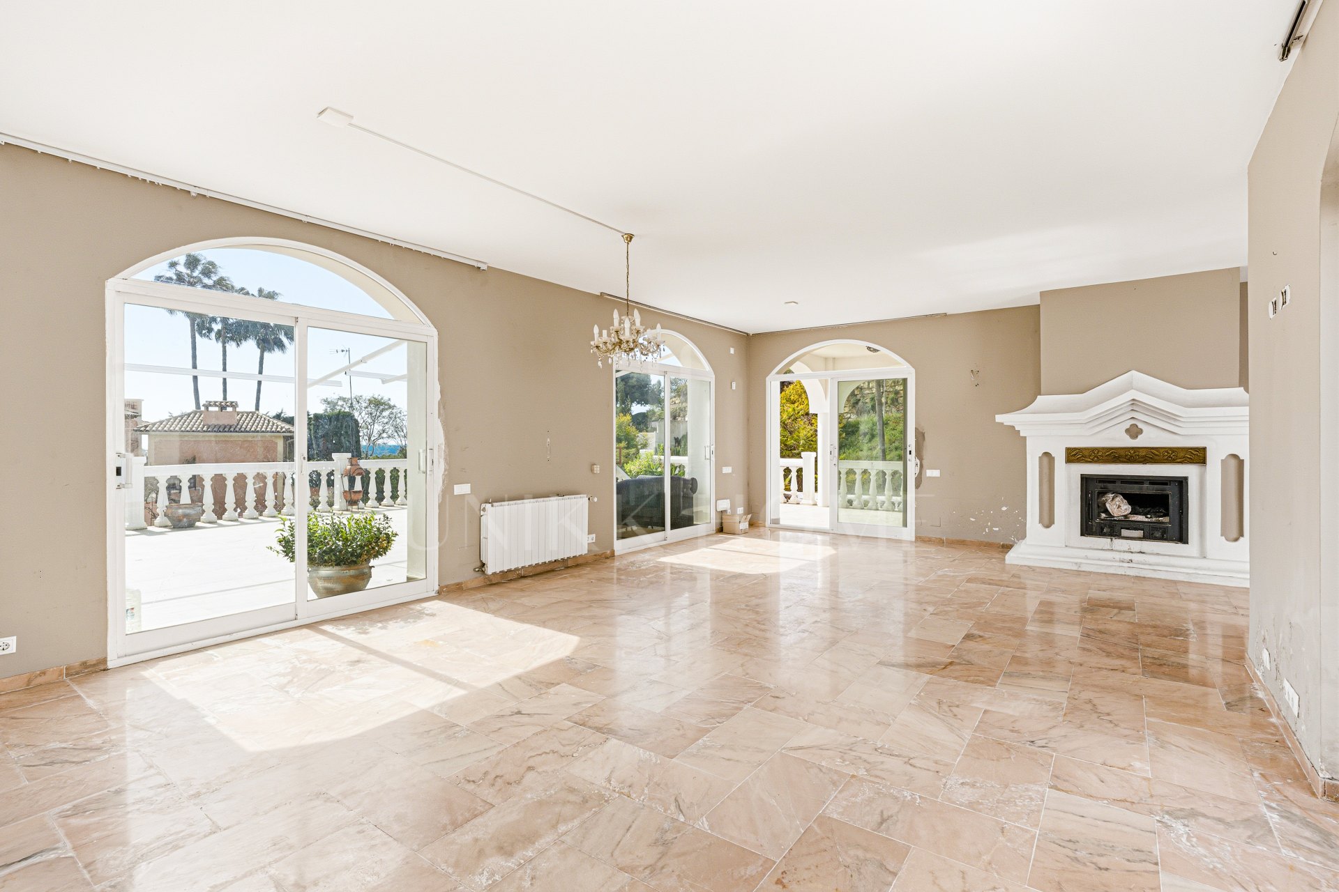 Reform opportunity - South facing, four bedroom Villa located in El Paraiso with sea views