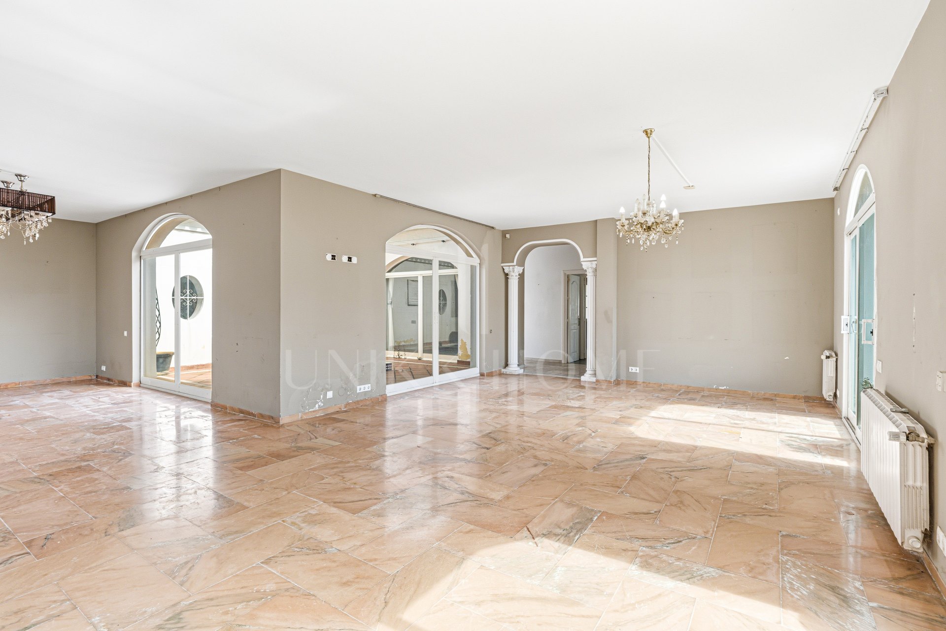 Reform opportunity - South facing, four bedroom Villa located in El Paraiso with sea views