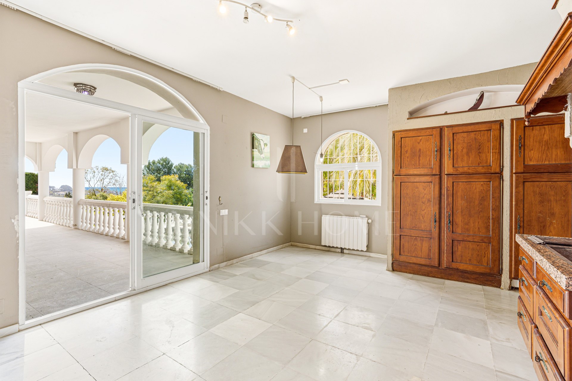 Reform opportunity - South facing, four bedroom Villa located in El Paraiso with sea views