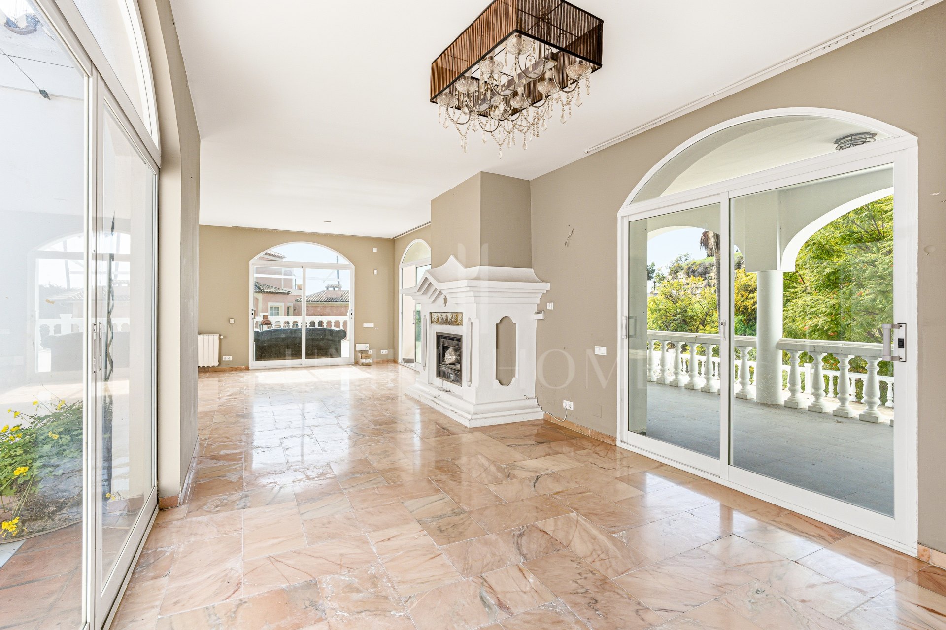 Reform opportunity - South facing, four bedroom Villa located in El Paraiso with sea views