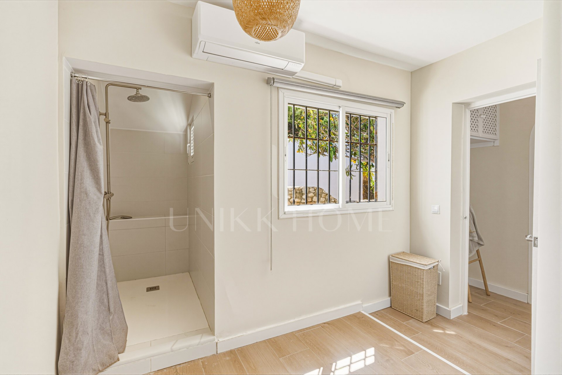 Hermosa, orientada al sureste, casa de tres dormitorios situada en la zona más codiciada de Cabopino, Marbella