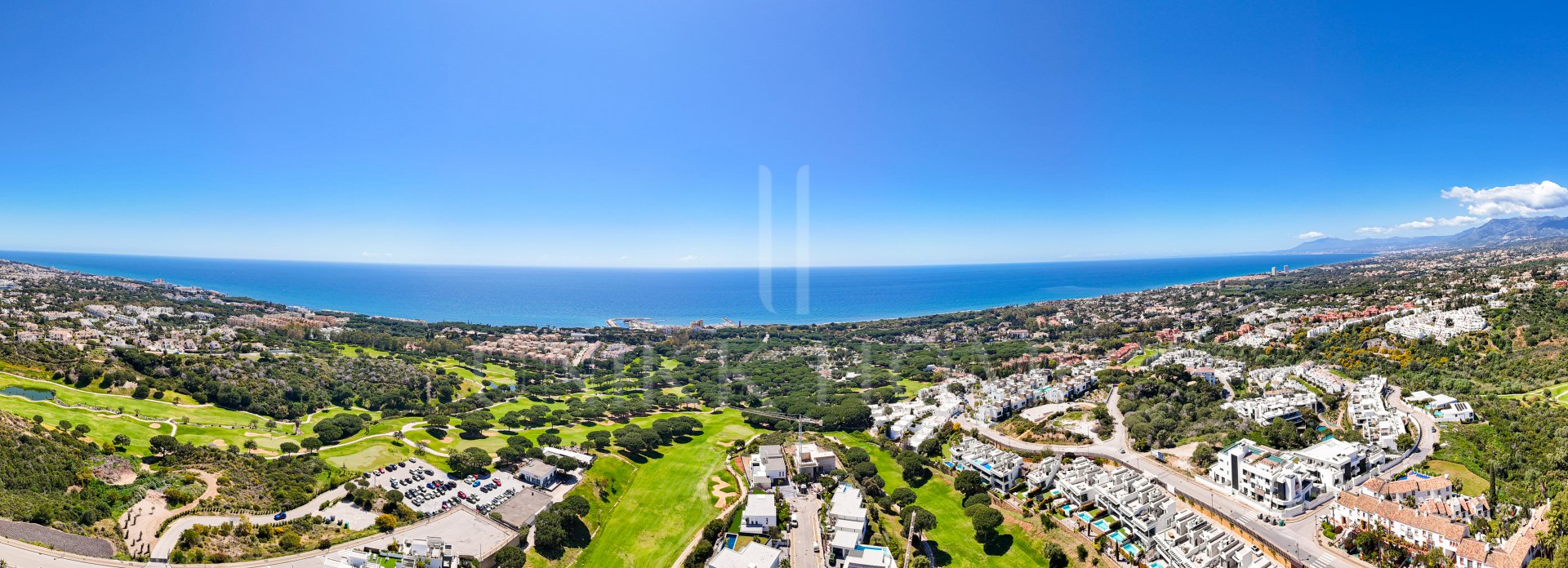 Hermosa, orientada al sureste, casa de tres dormitorios situada en la zona más codiciada de Cabopino, Marbella