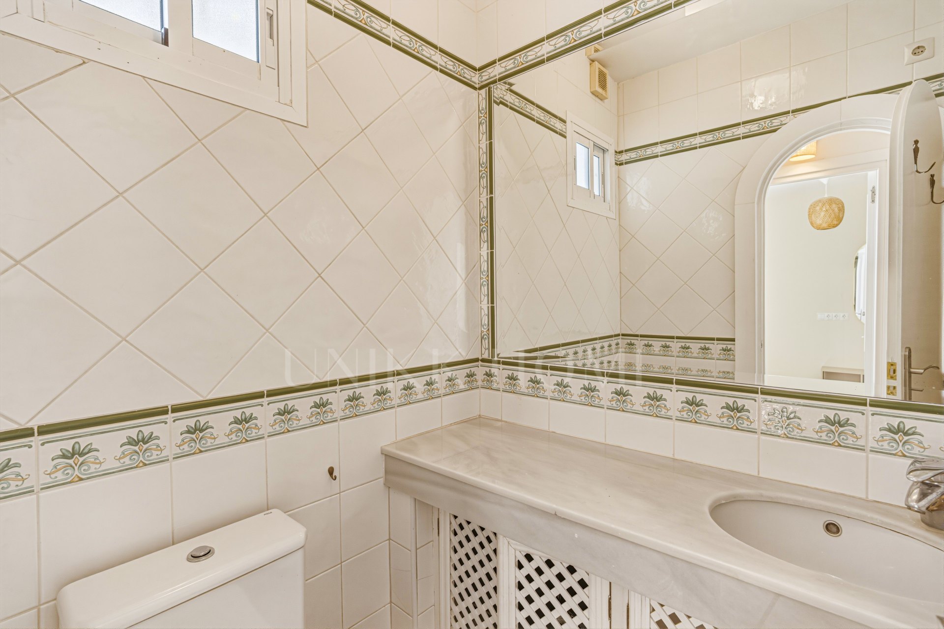 Hermosa, orientada al sureste, casa de tres dormitorios situada en la zona más codiciada de Cabopino, Marbella