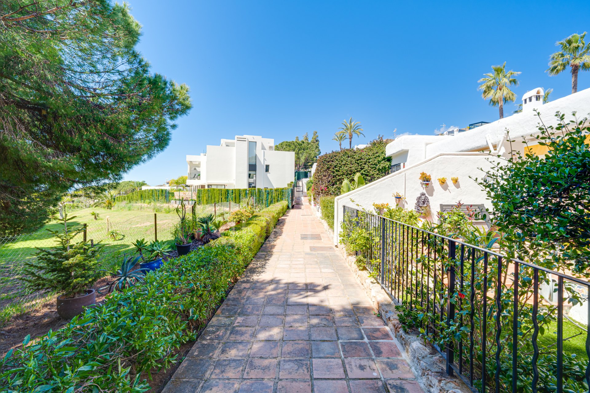 Hermosa, orientada al sureste, casa de tres dormitorios situada en la zona más codiciada de Cabopino, Marbella