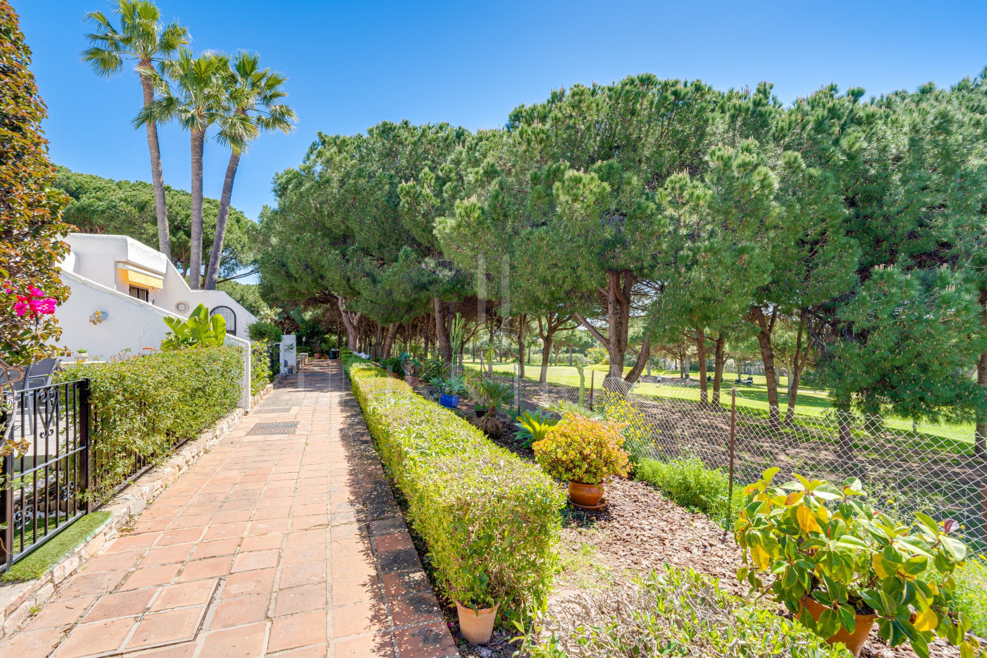Hermosa, orientada al sureste, casa de tres dormitorios situada en la zona más codiciada de Cabopino, Marbella