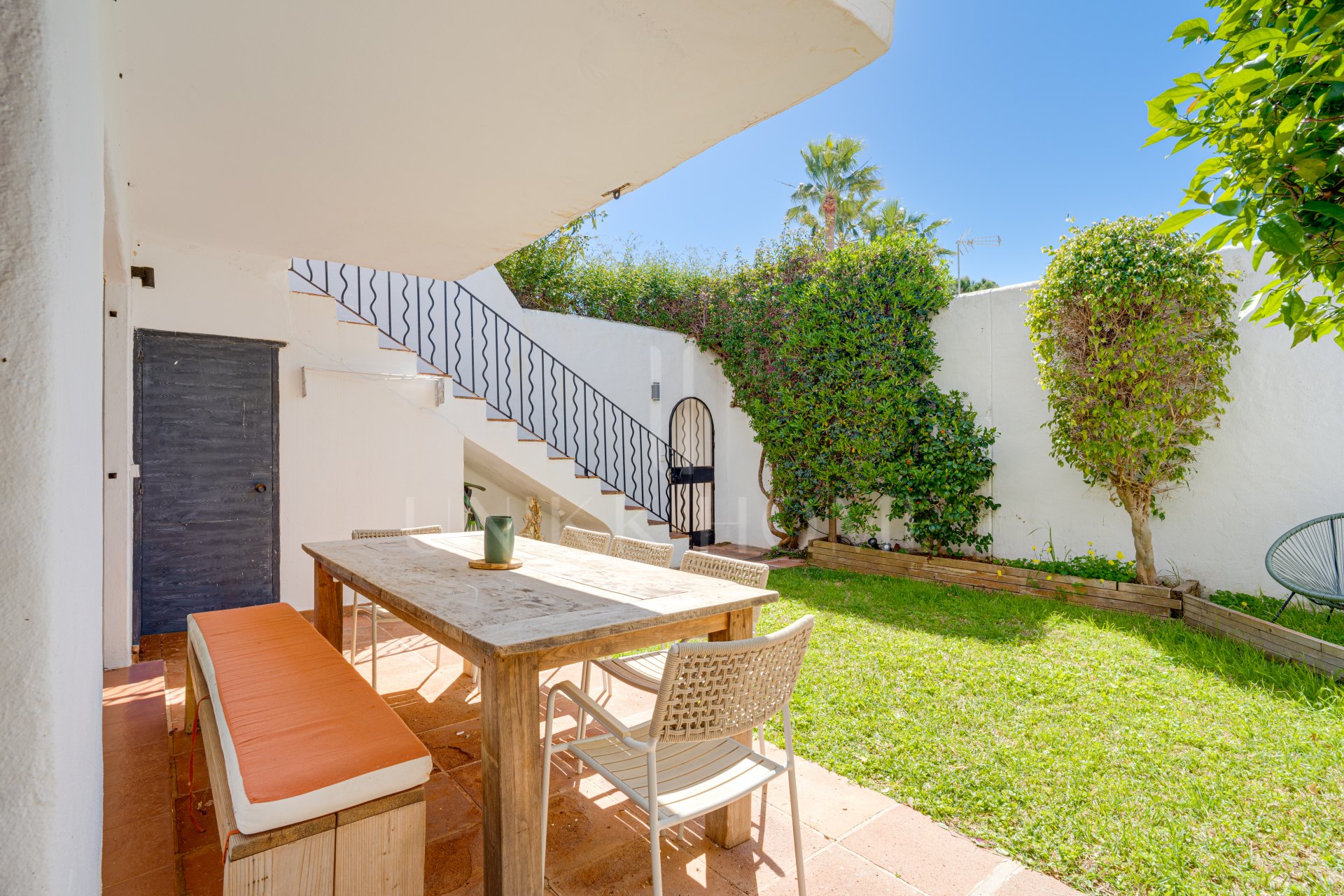 Hermosa, orientada al sureste, casa de tres dormitorios situada en la zona más codiciada de Cabopino, Marbella