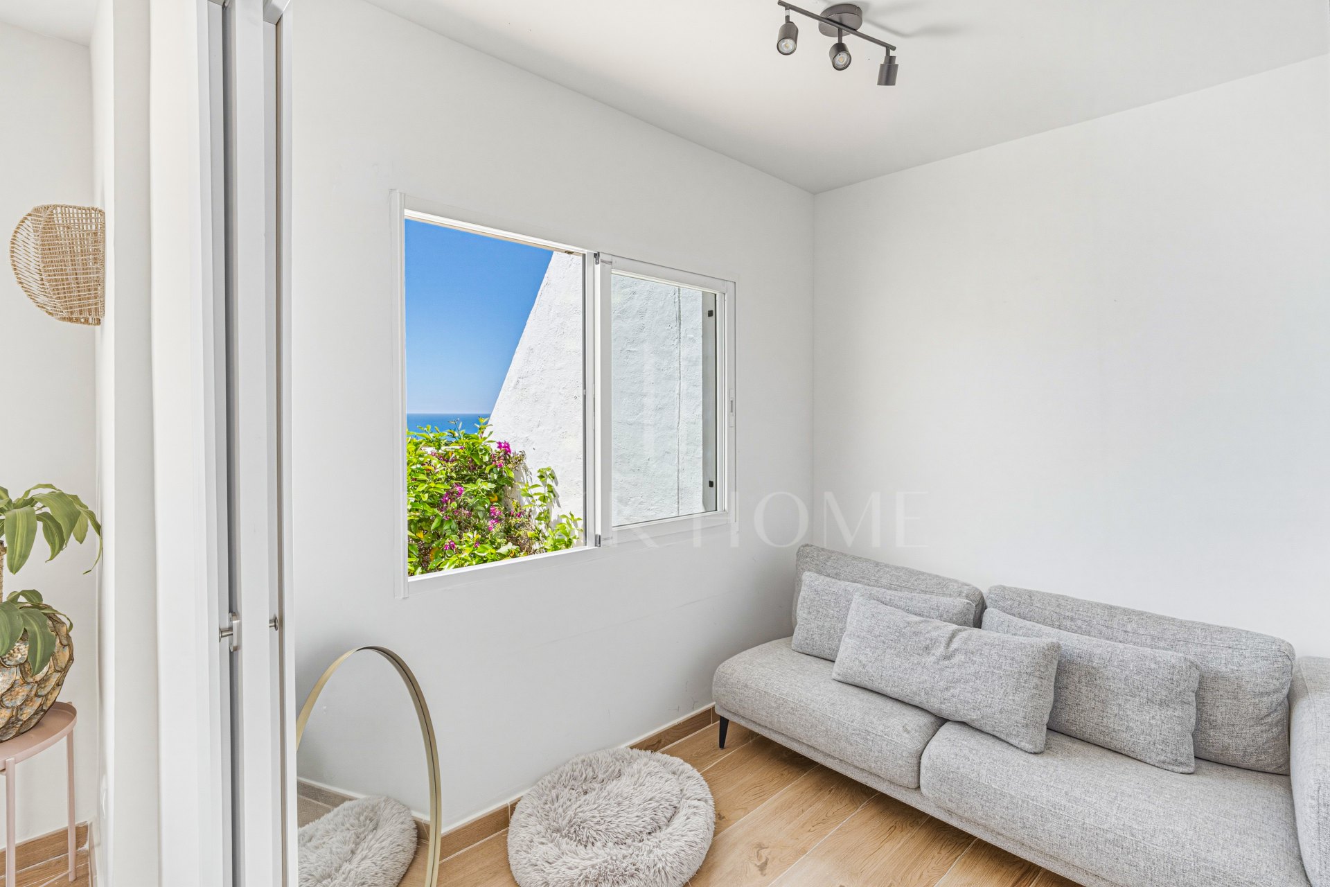 Hermosa, orientada al sureste, casa de tres dormitorios situada en la zona más codiciada de Cabopino, Marbella