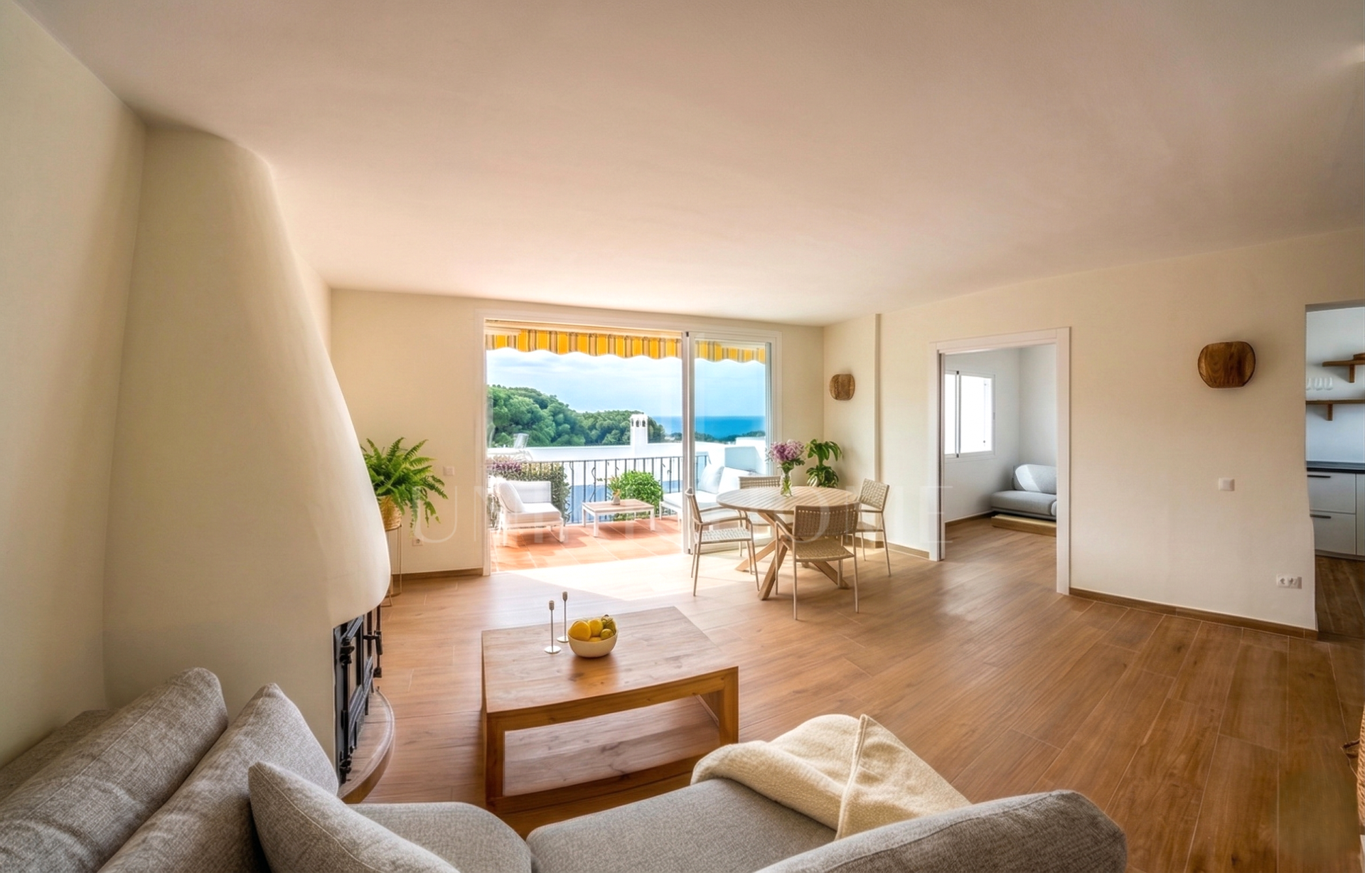 Beautiful, south east facing, three bedroom townhouse located in the in the sought-after area of Cabopino, Marbella