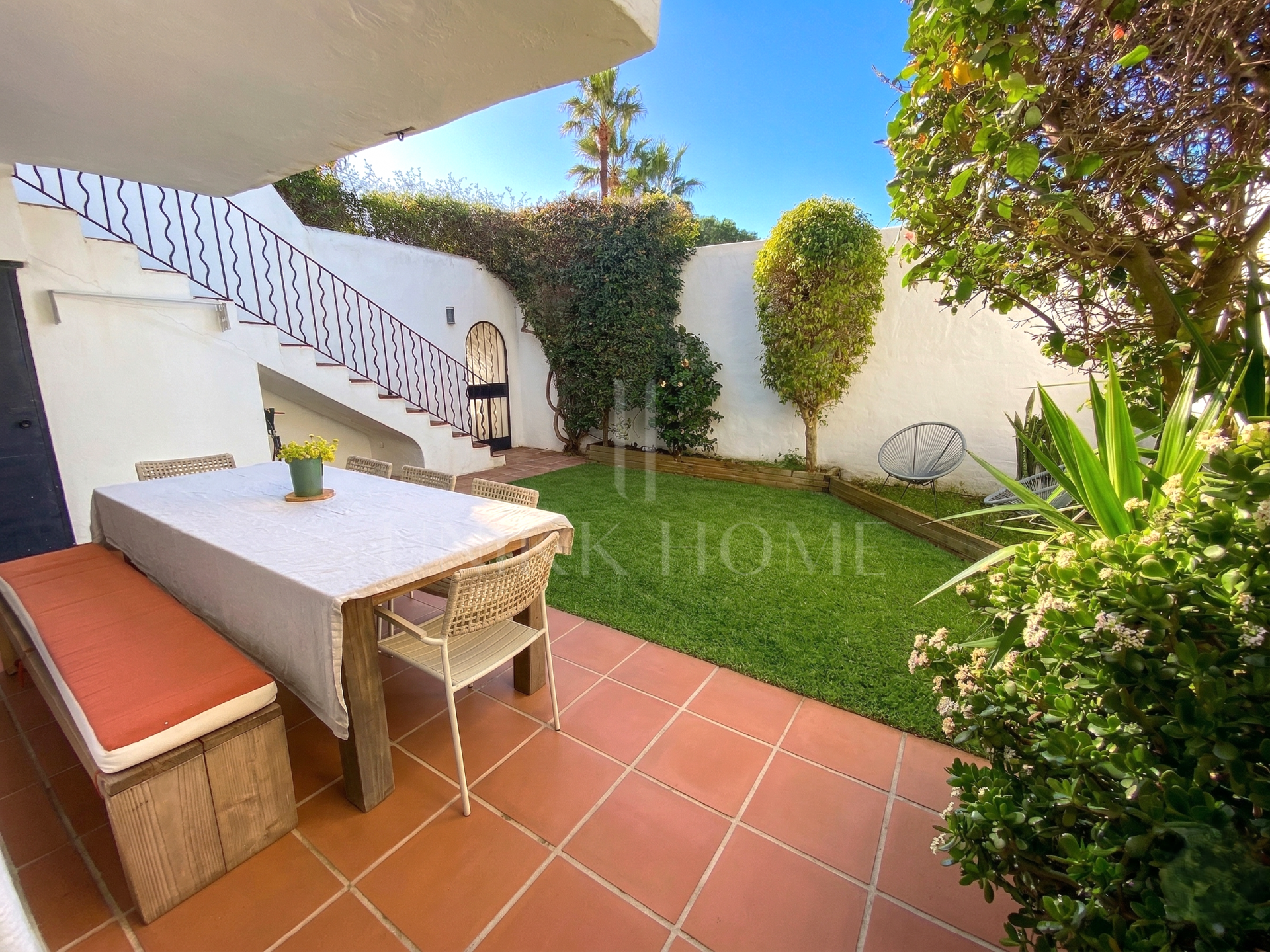 Beautiful, south east facing, three bedroom townhouse located in the in the sought-after area of Cabopino, Marbella