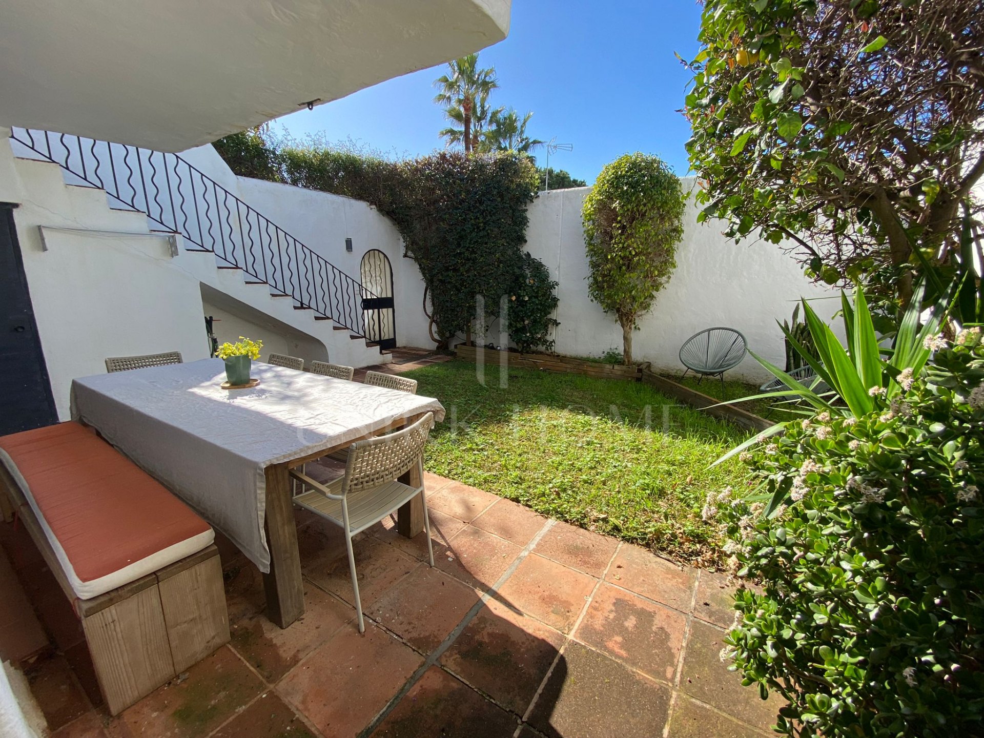 Hermosa, orientada al sureste, casa de tres dormitorios situada en la zona más codiciada de Cabopino, Marbella