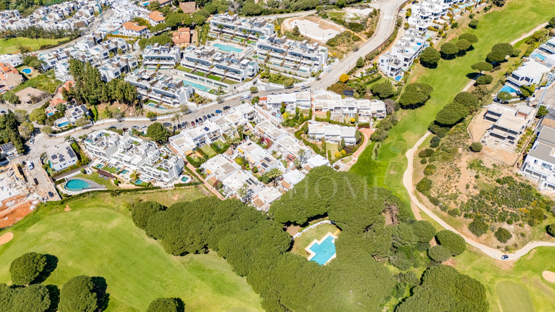 Hermosa, orientada al sureste, casa de tres dormitorios situada en la zona más codiciada de Cabopino, Marbella