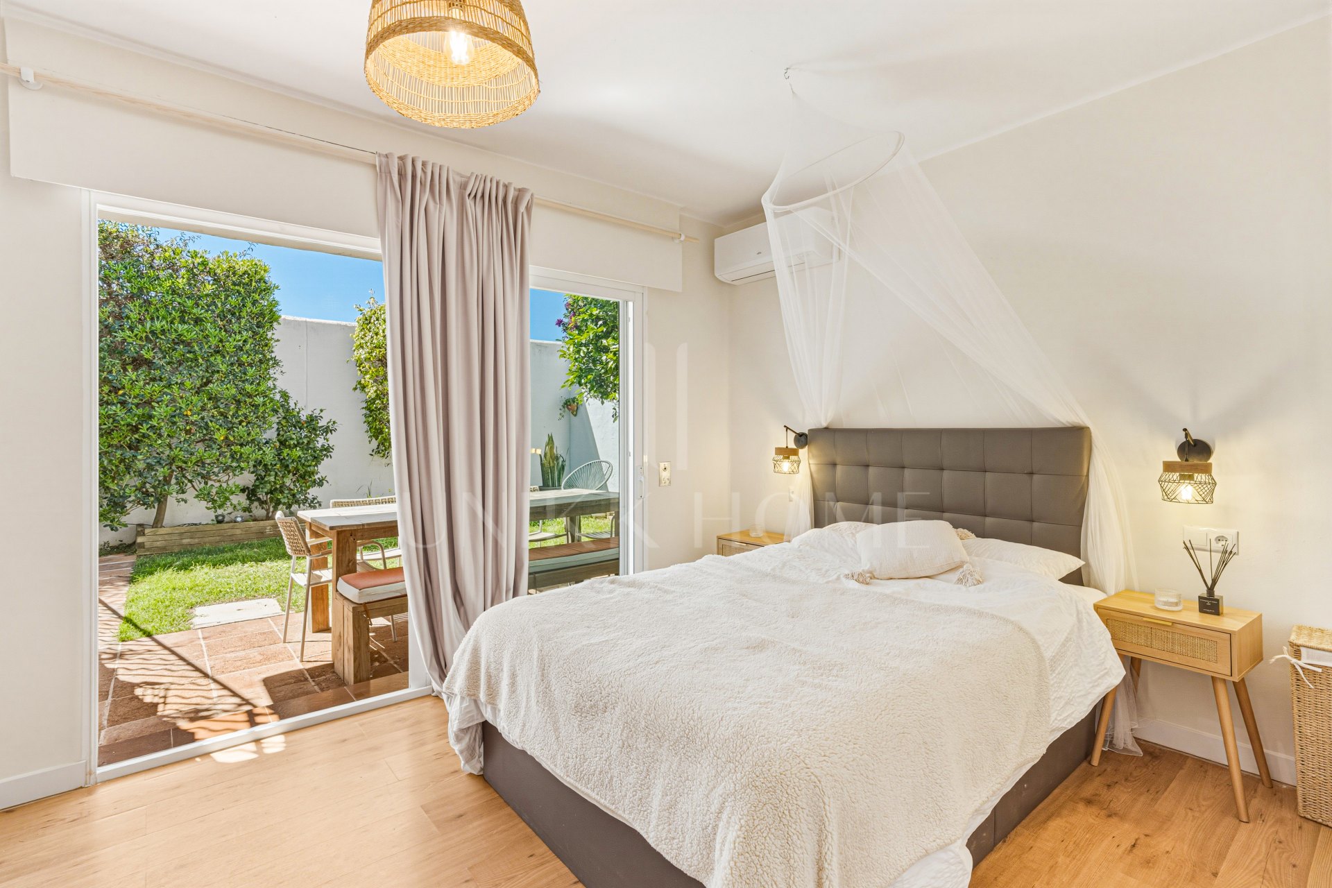 Hermosa, orientada al sureste, casa de tres dormitorios situada en la zona más codiciada de Cabopino, Marbella