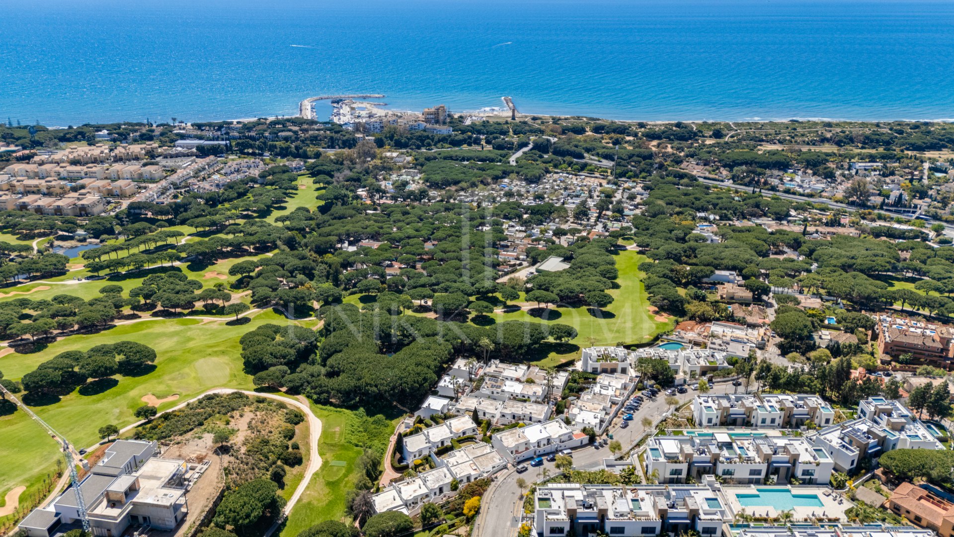Hermosa, orientada al sureste, casa de tres dormitorios situada en la zona más codiciada de Cabopino, Marbella