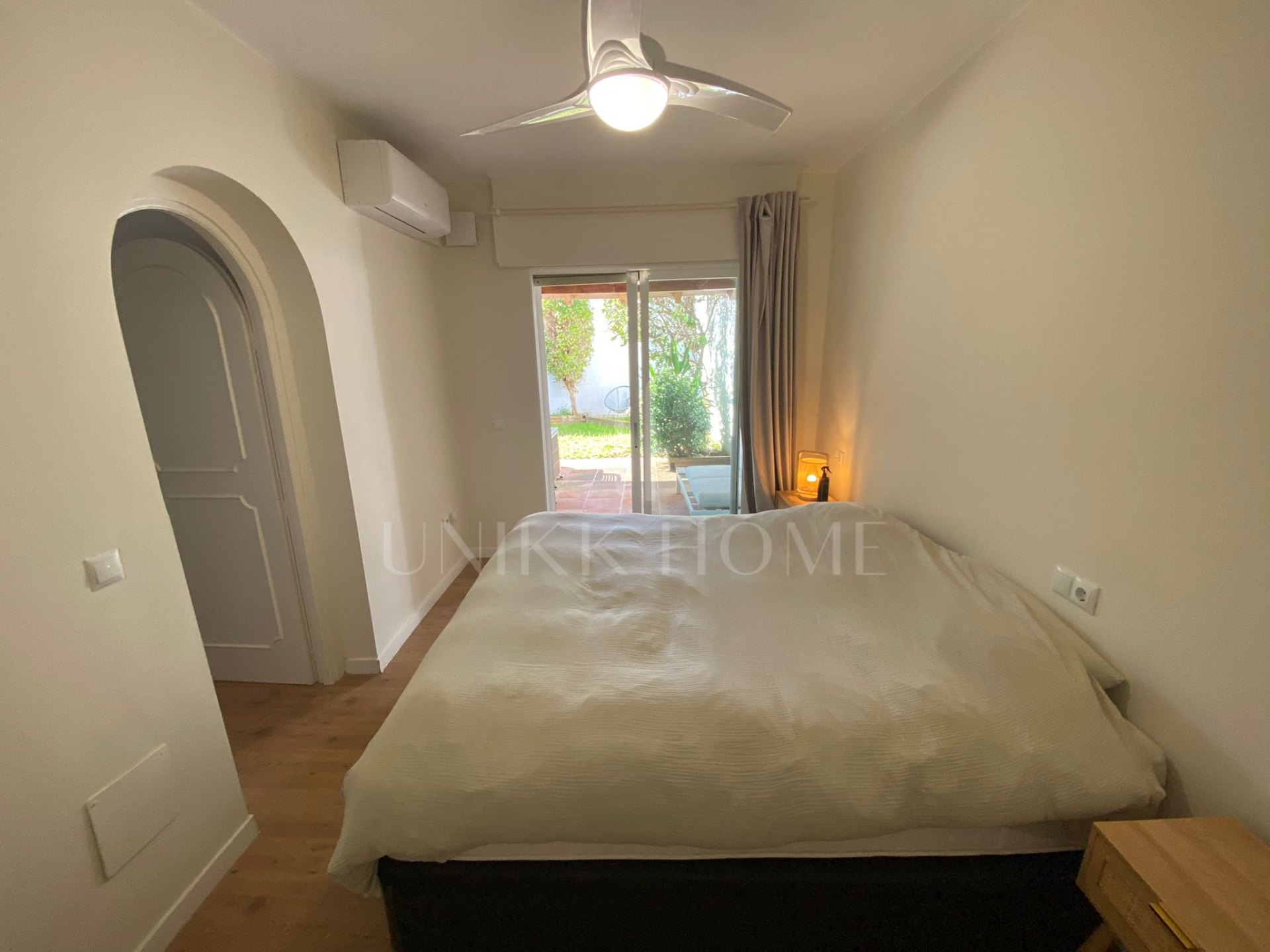 Hermosa, orientada al sureste, casa de tres dormitorios situada en la zona más codiciada de Cabopino, Marbella