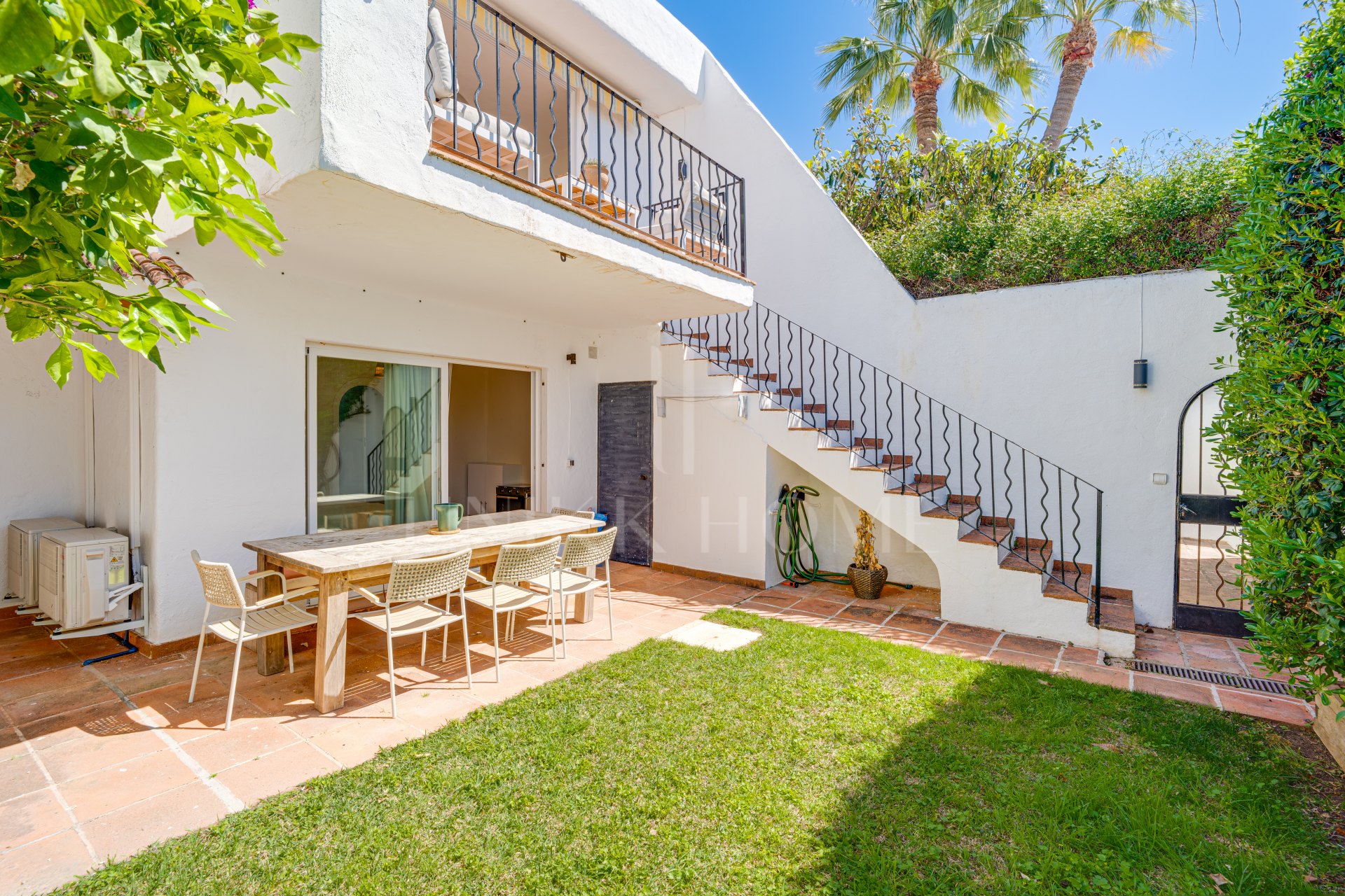 Hermosa, orientada al sureste, casa de tres dormitorios situada en la zona más codiciada de Cabopino, Marbella