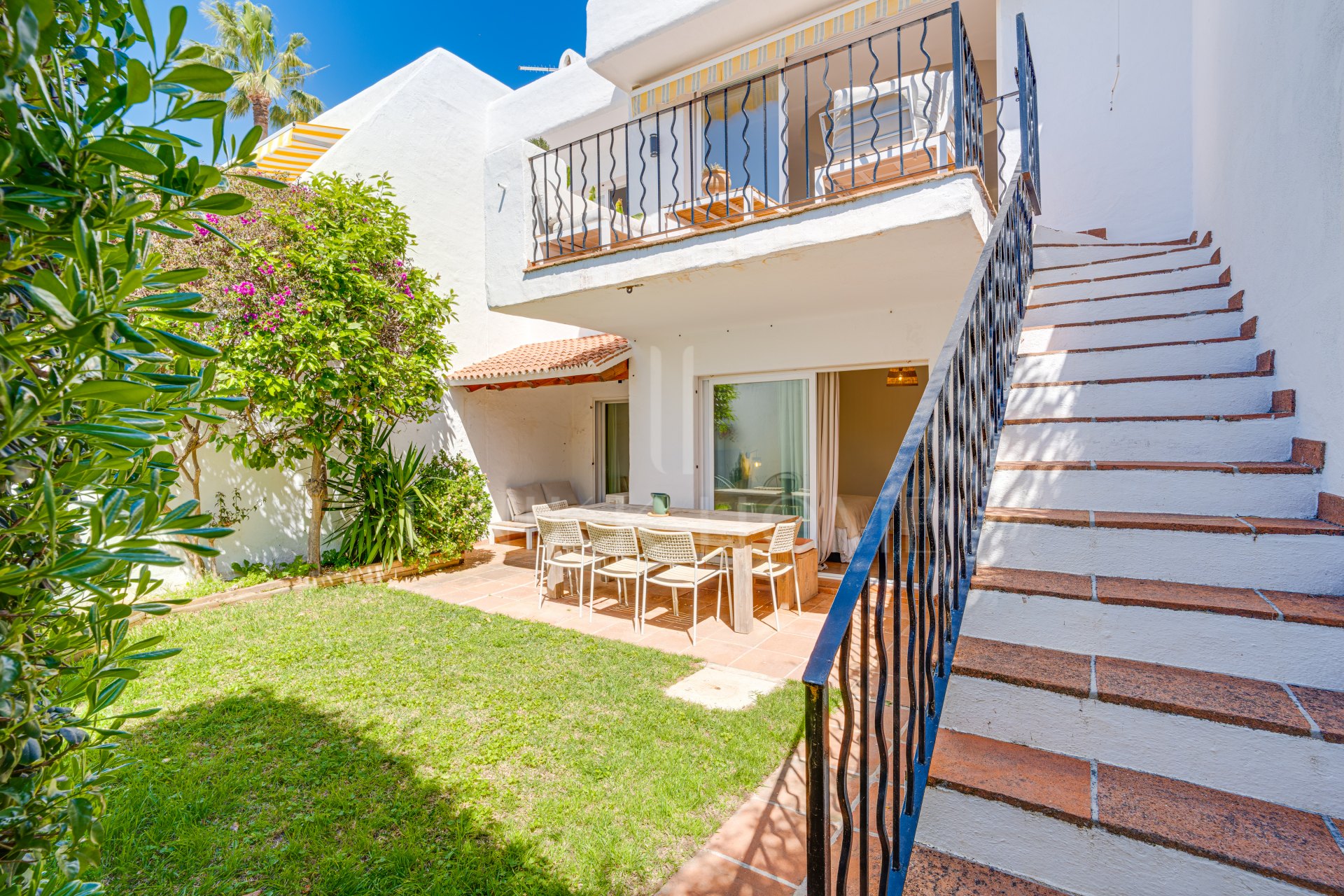 Hermosa, orientada al sureste, casa de tres dormitorios situada en la zona más codiciada de Cabopino, Marbella