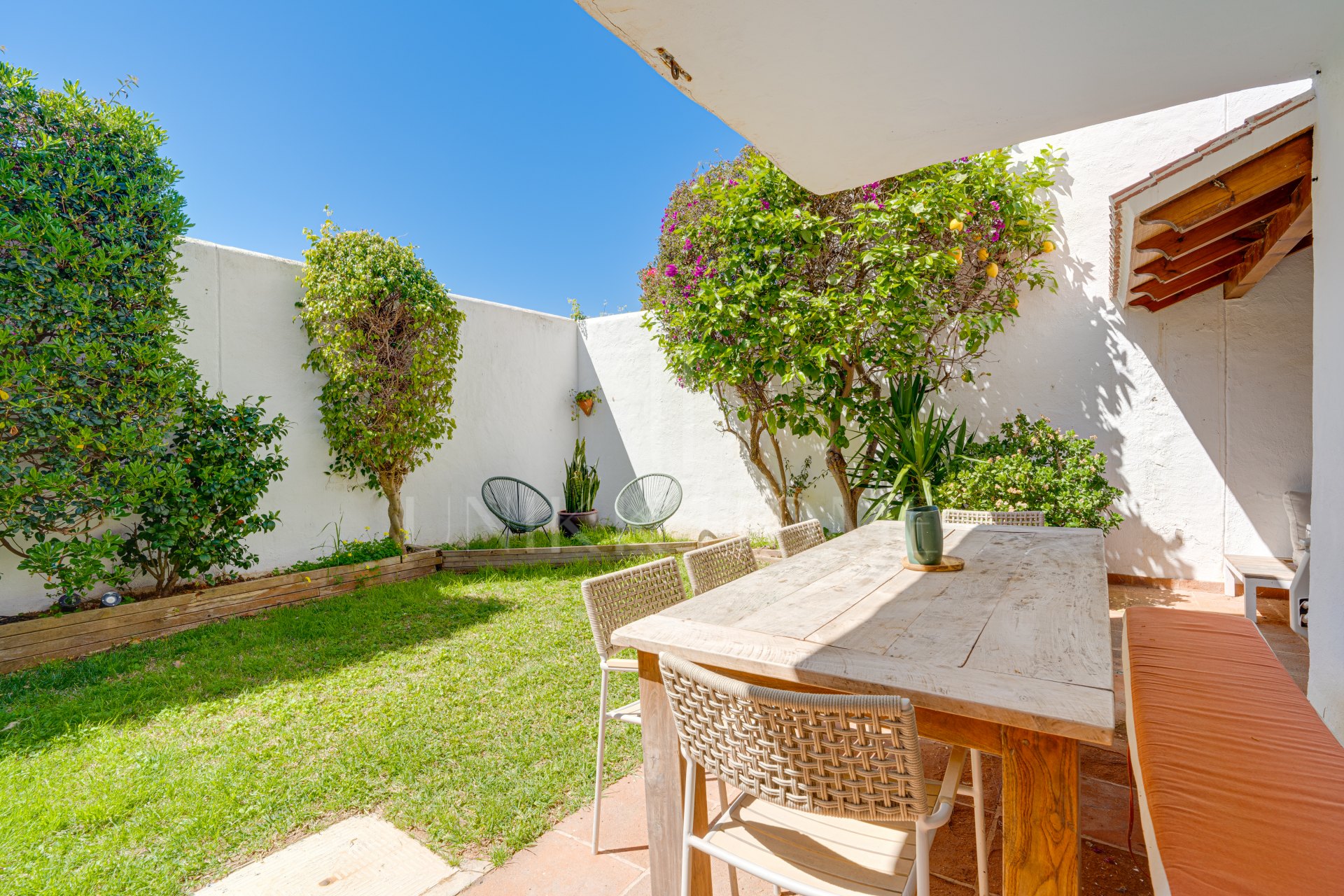 Hermosa, orientada al sureste, casa de tres dormitorios situada en la zona más codiciada de Cabopino, Marbella