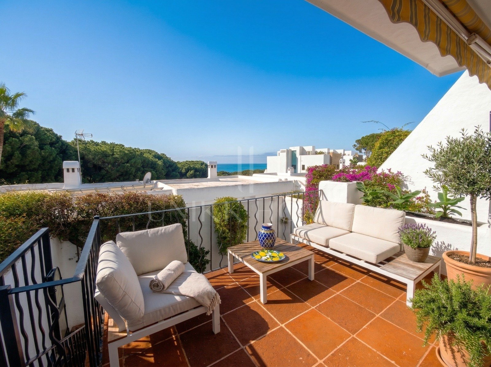 Beautiful, south east facing, three bedroom townhouse located in the in the sought-after area of Cabopino, Marbella