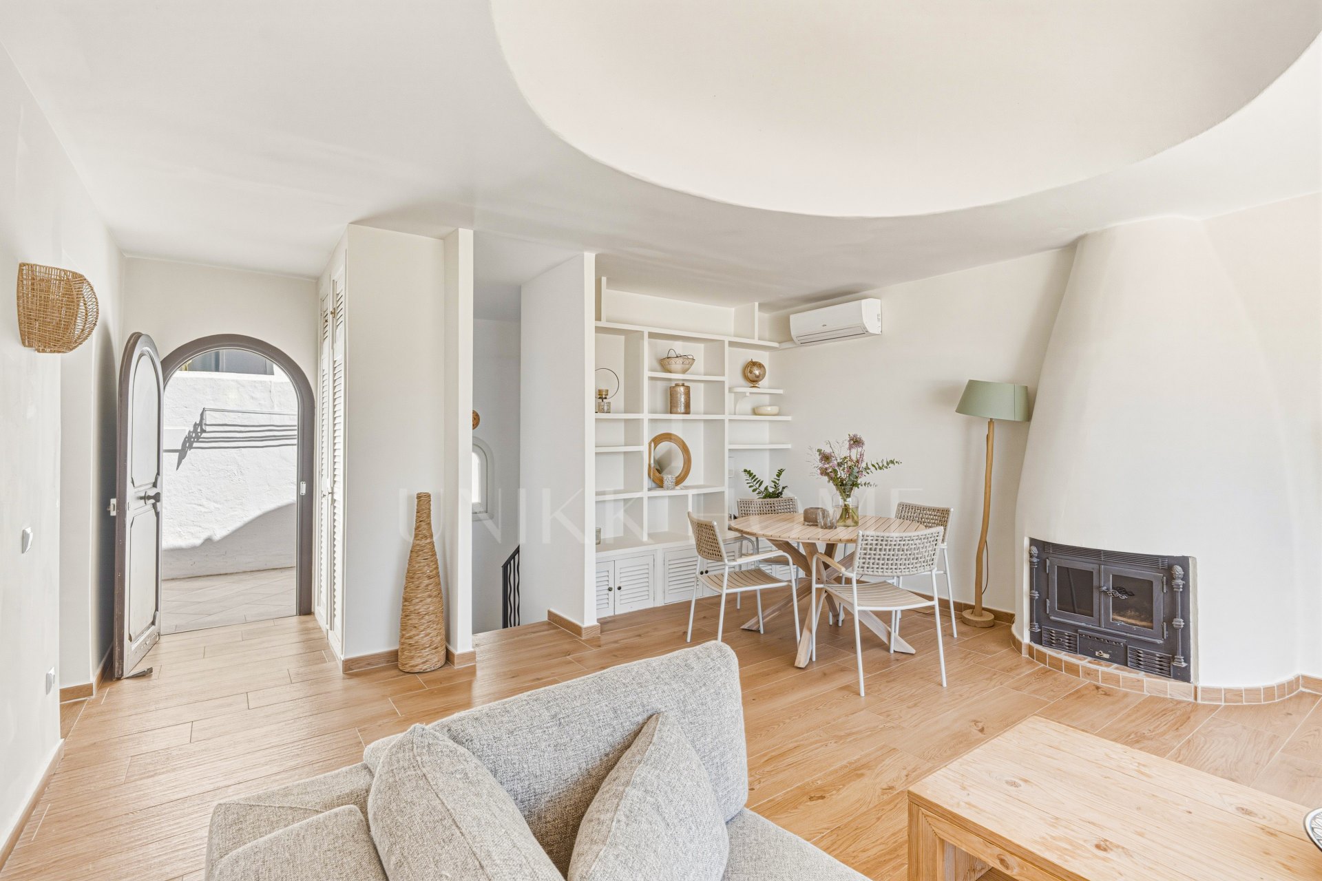 Hermosa, orientada al sureste, casa de tres dormitorios situada en la zona más codiciada de Cabopino, Marbella