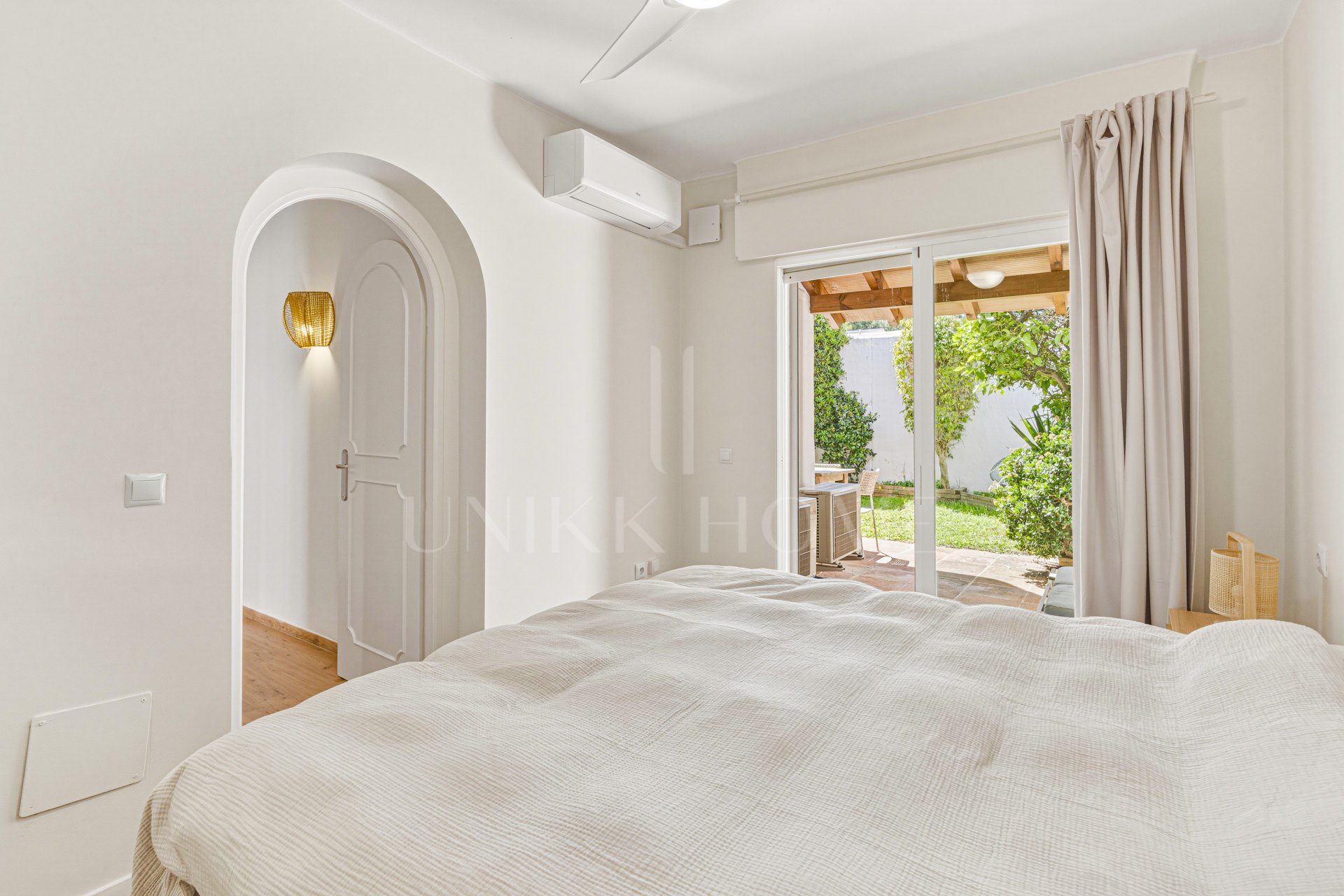 Hermosa, orientada al sureste, casa de tres dormitorios situada en la zona más codiciada de Cabopino, Marbella