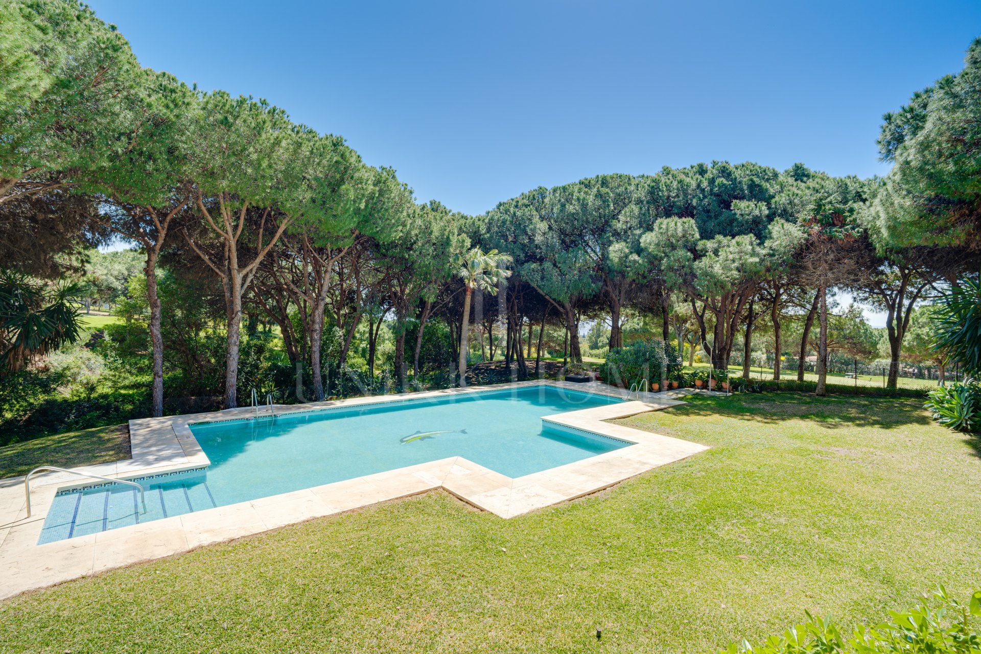 Hermosa, orientada al sureste, casa de tres dormitorios situada en la zona más codiciada de Cabopino, Marbella