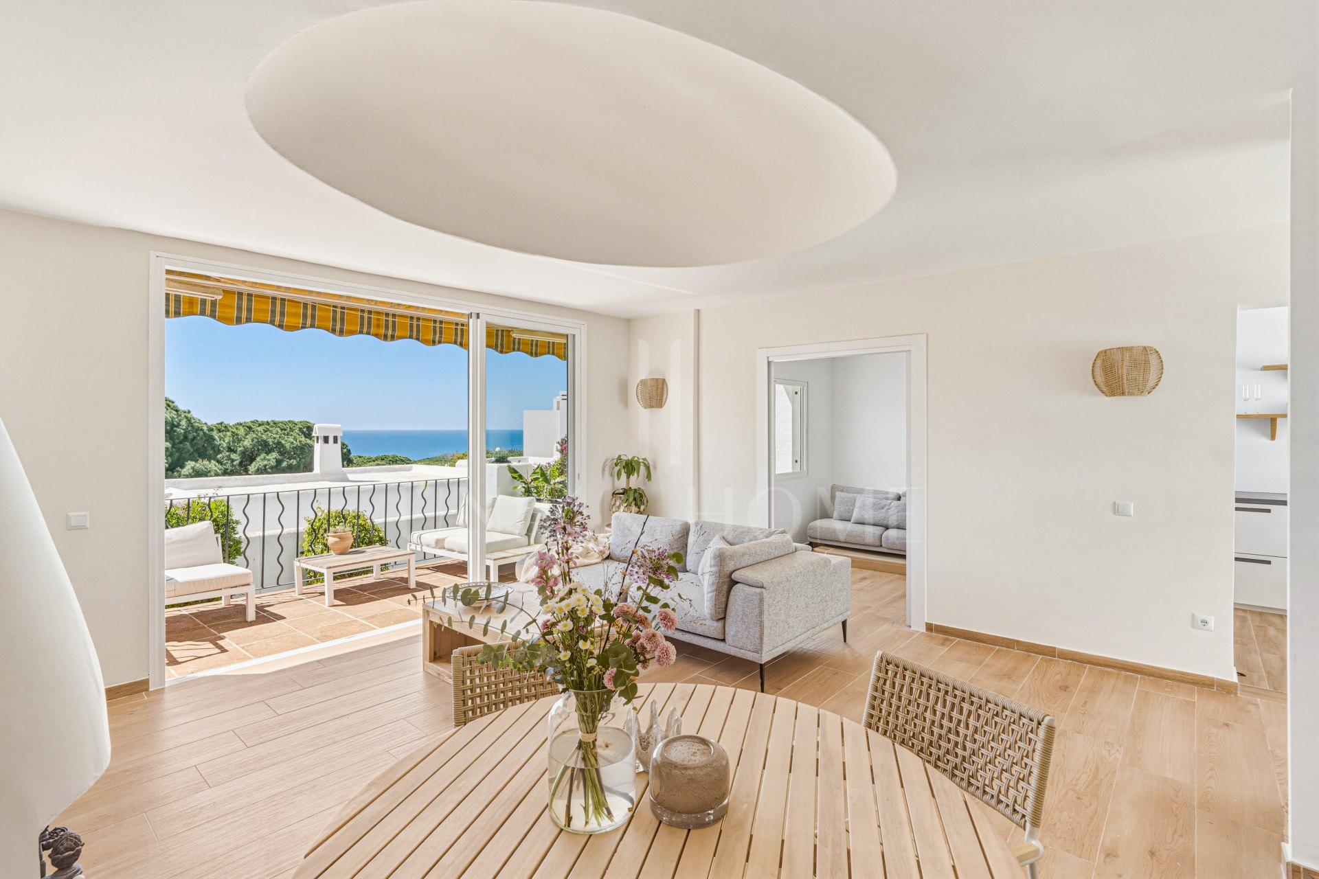 Hermosa, orientada al sureste, casa de tres dormitorios situada en la zona más codiciada de Cabopino, Marbella