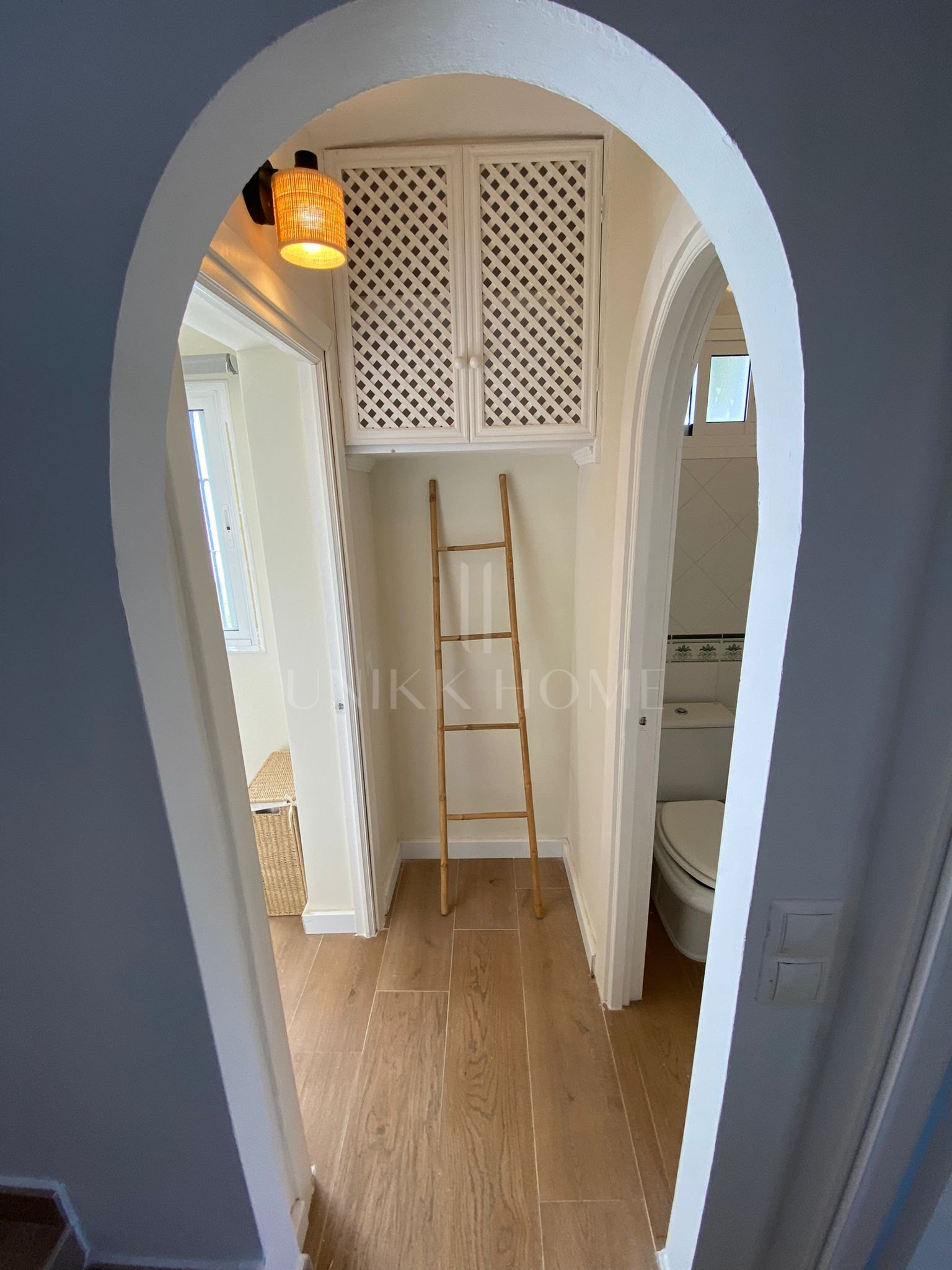 Hermosa, orientada al sureste, casa de tres dormitorios situada en la zona más codiciada de Cabopino, Marbella