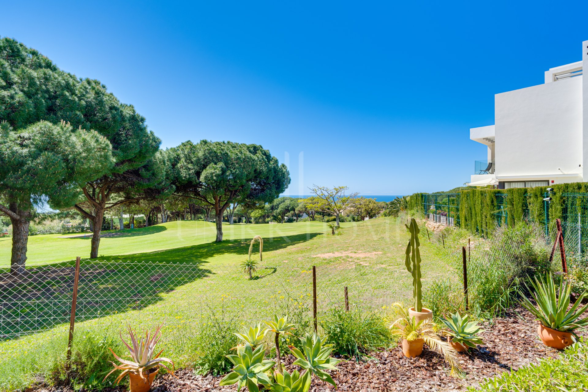 Hermosa, orientada al sureste, casa de tres dormitorios situada en la zona más codiciada de Cabopino, Marbella
