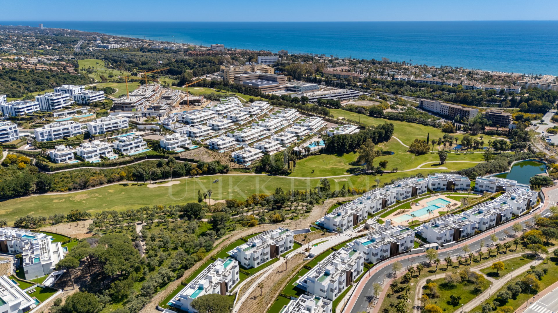 Nuevo, elegante apartamento duplex de cuatro dormitorios situado en Santa Clara, Marbella Este