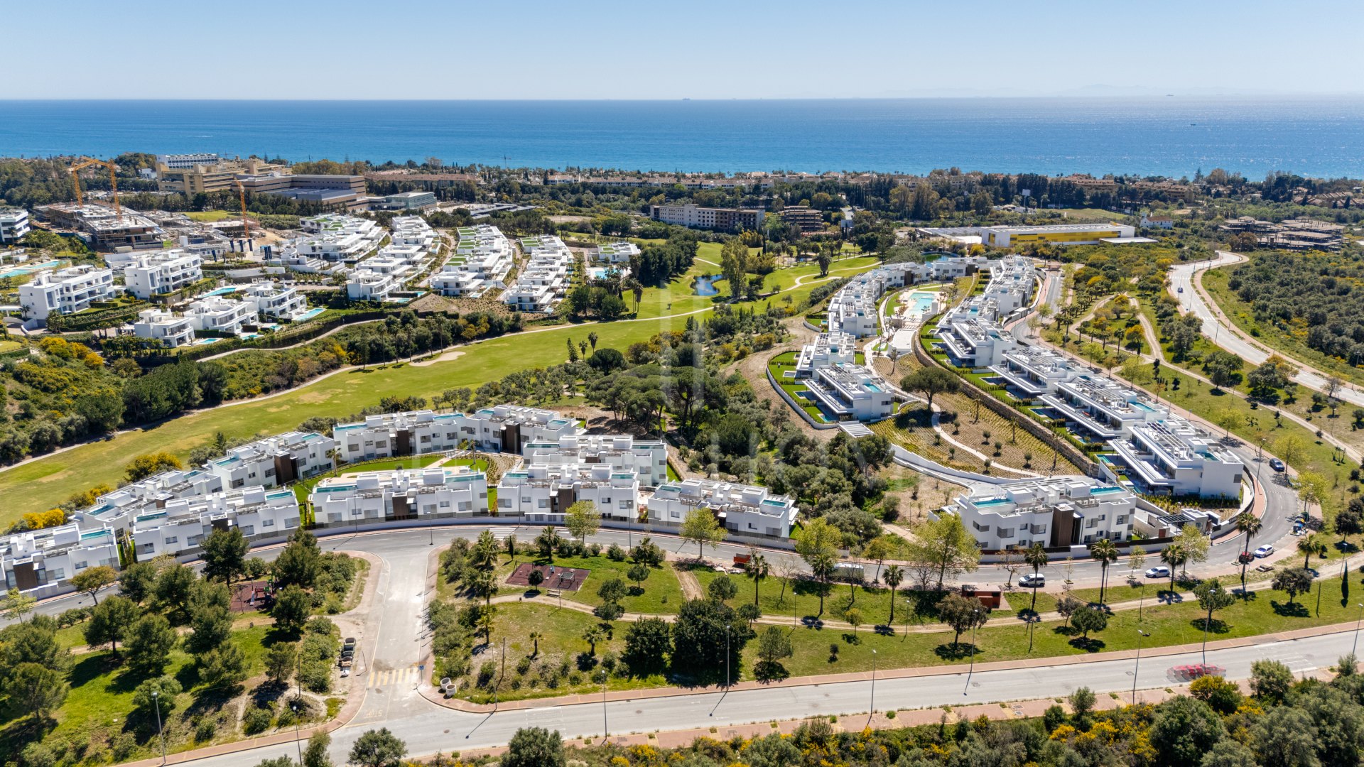 Nuevo, elegante apartamento duplex de cuatro dormitorios situado en Santa Clara, Marbella Este