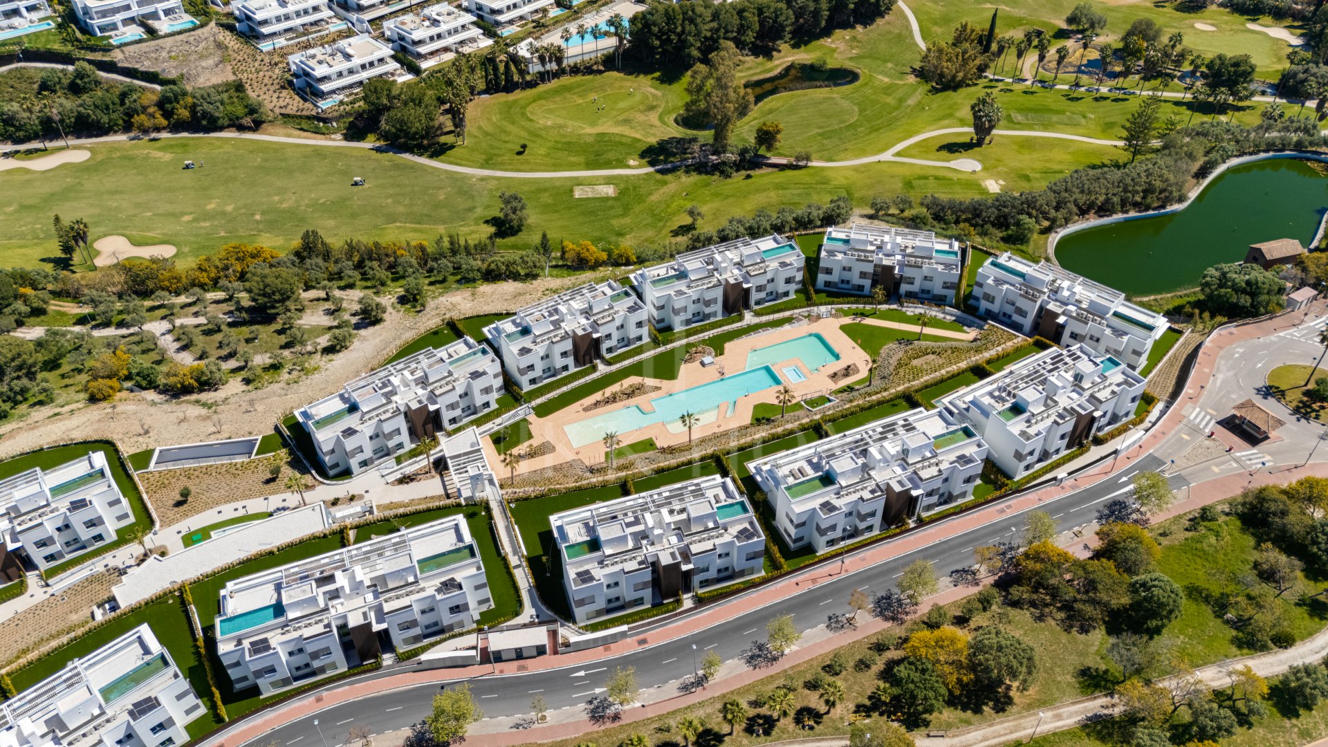 Nuevo, elegante apartamento duplex de cuatro dormitorios situado en Santa Clara, Marbella Este